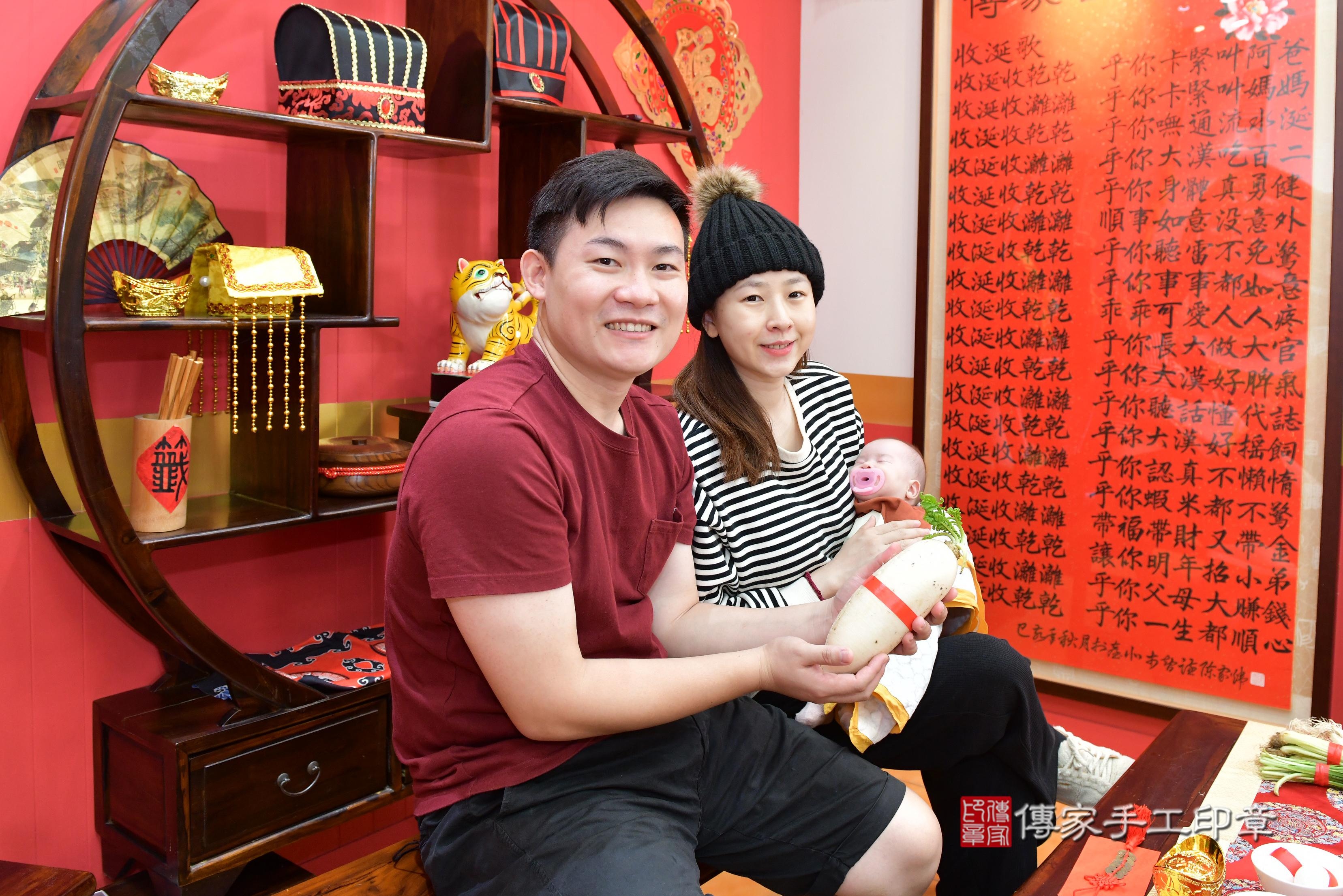 徐寶寶(桃園市八德區來店嬰兒徐寶寶滿月剃頭理髮、來店嬰兒剃胎毛儀式吉祥話)。來店剃頭剃胎毛主持、專業拍照、DVD光碟、證書。★購買「臍帶章、肚臍章、胎毛筆刷印章」贈送：剃頭、收涎、抓周，三選一。2023.11.12