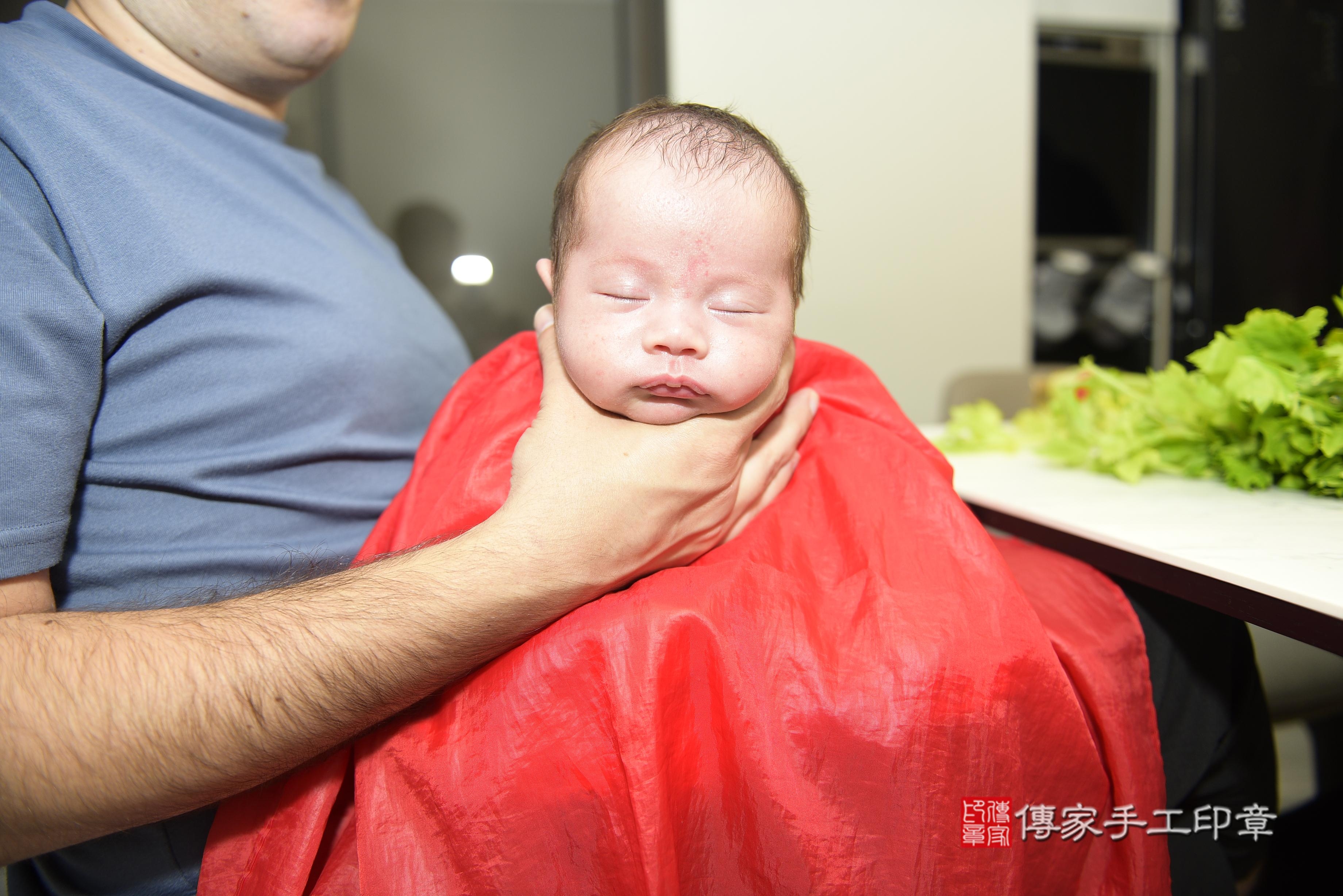 鄭寶寶(新竹市香山區到府嬰兒鄭寶寶滿月剃頭理髮、到府嬰兒剃胎毛儀式吉祥話)。到府剃頭剃胎毛主持、專業拍照、證書。★購買「臍帶章、肚臍章、胎毛筆刷印章」贈送：剃頭、收涎、抓周，三選一。2023.11.18