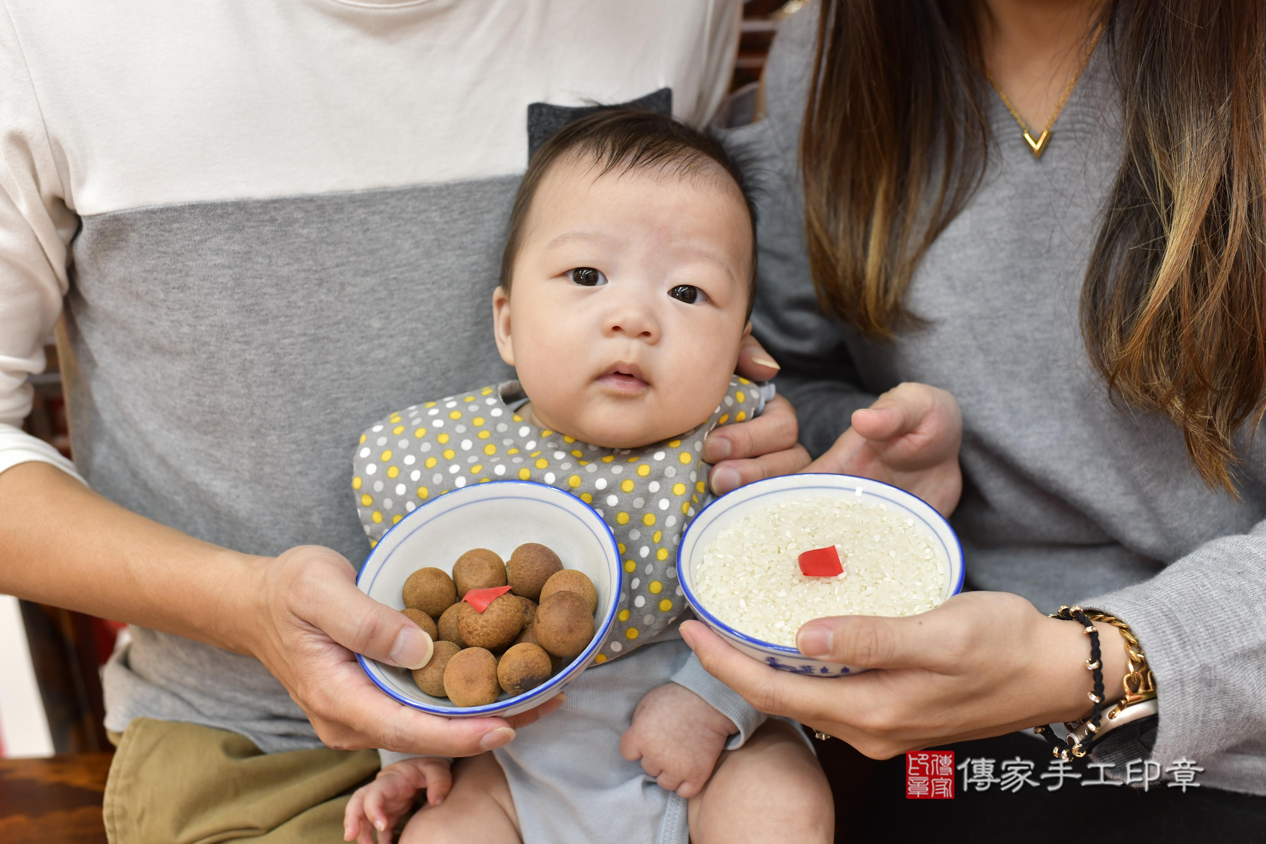 章寶寶(新竹市香山區來店嬰兒章寶寶滿月剃頭理髮、來店嬰兒剃胎毛儀式吉祥話)。來店剃頭剃胎毛主持、專業拍照、證書。★購買「臍帶章、肚臍章、胎毛筆刷印章」贈送：剃頭、收涎、抓周，三選一。2023.11.18