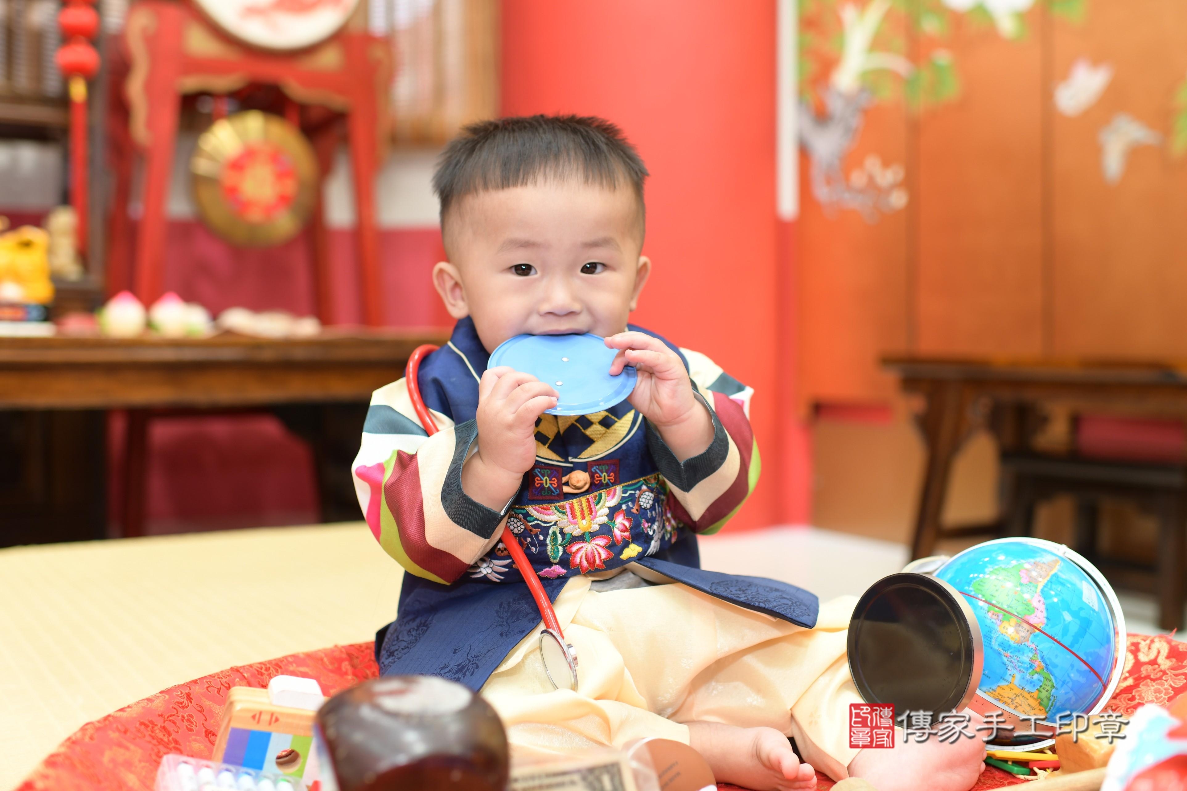 高雄市鳳山區林寶寶抓周推薦：傳家高雄店抓周度脺中國風會場，嬰兒古禮抓周流程儀式吉祥話、抓周道具物品24種、拍照。抓周證書。2023.11.08