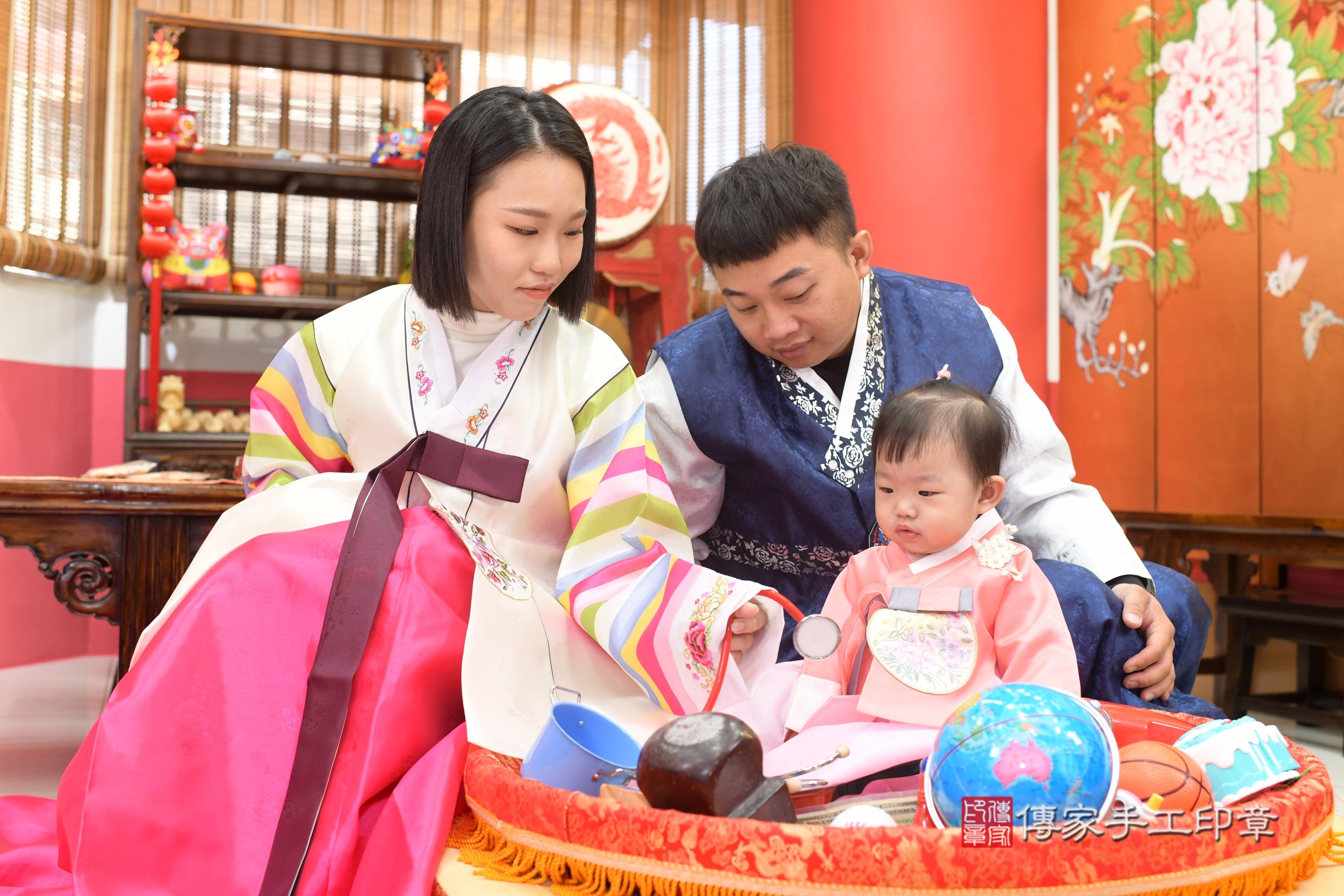 高雄市鳳山區劉寶寶抓周推薦：傳家高雄店抓周度脺中國風會場，嬰兒古禮抓周流程儀式吉祥話、抓周道具物品24種、拍照。抓周證書。2023.11.19