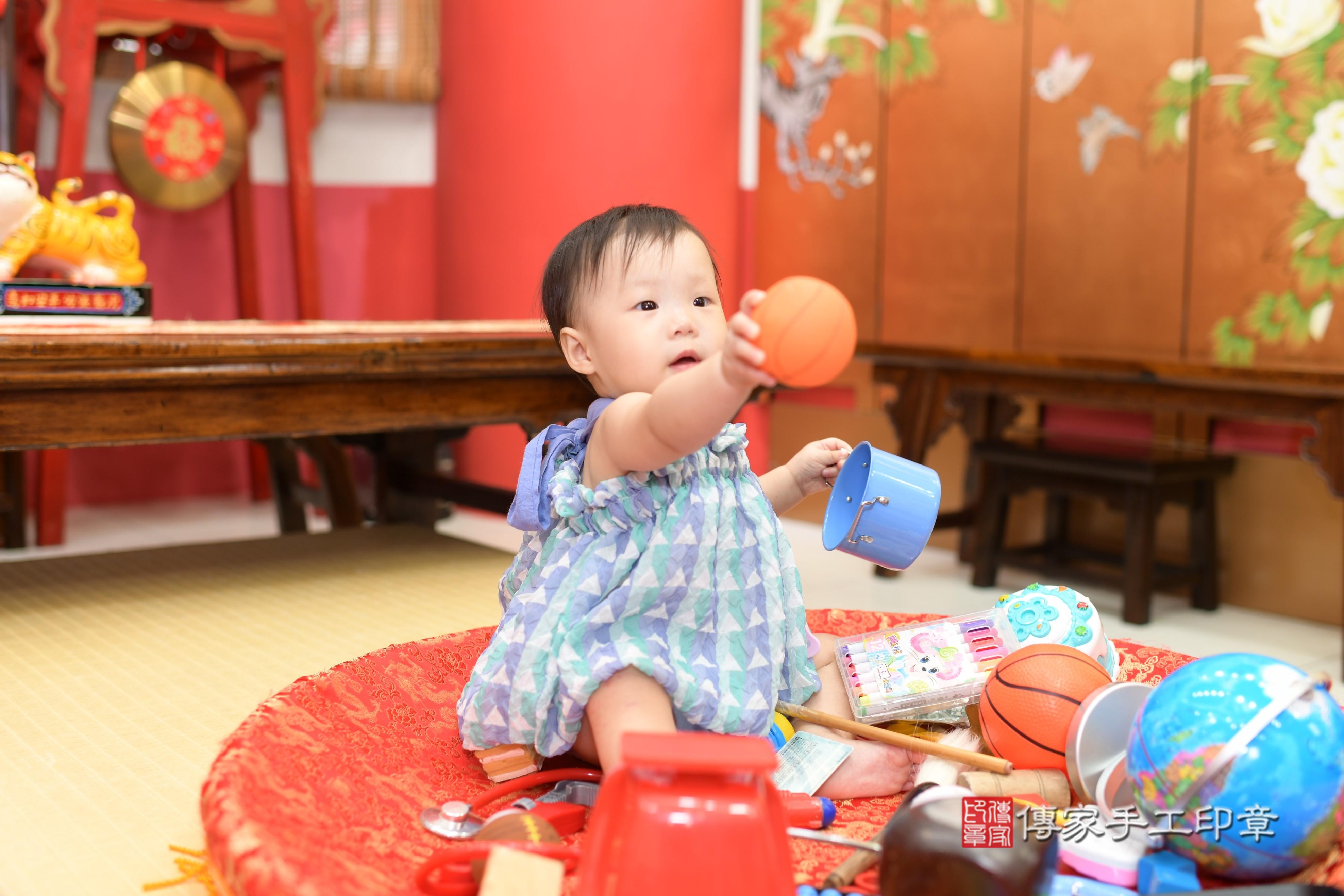 高雄市鳳山區顏寶寶抓周推薦：傳家高雄店抓周度脺中國風會場，嬰兒古禮抓周流程儀式吉祥話、抓周道具物品24種、拍照。抓周證書。2023.11.09