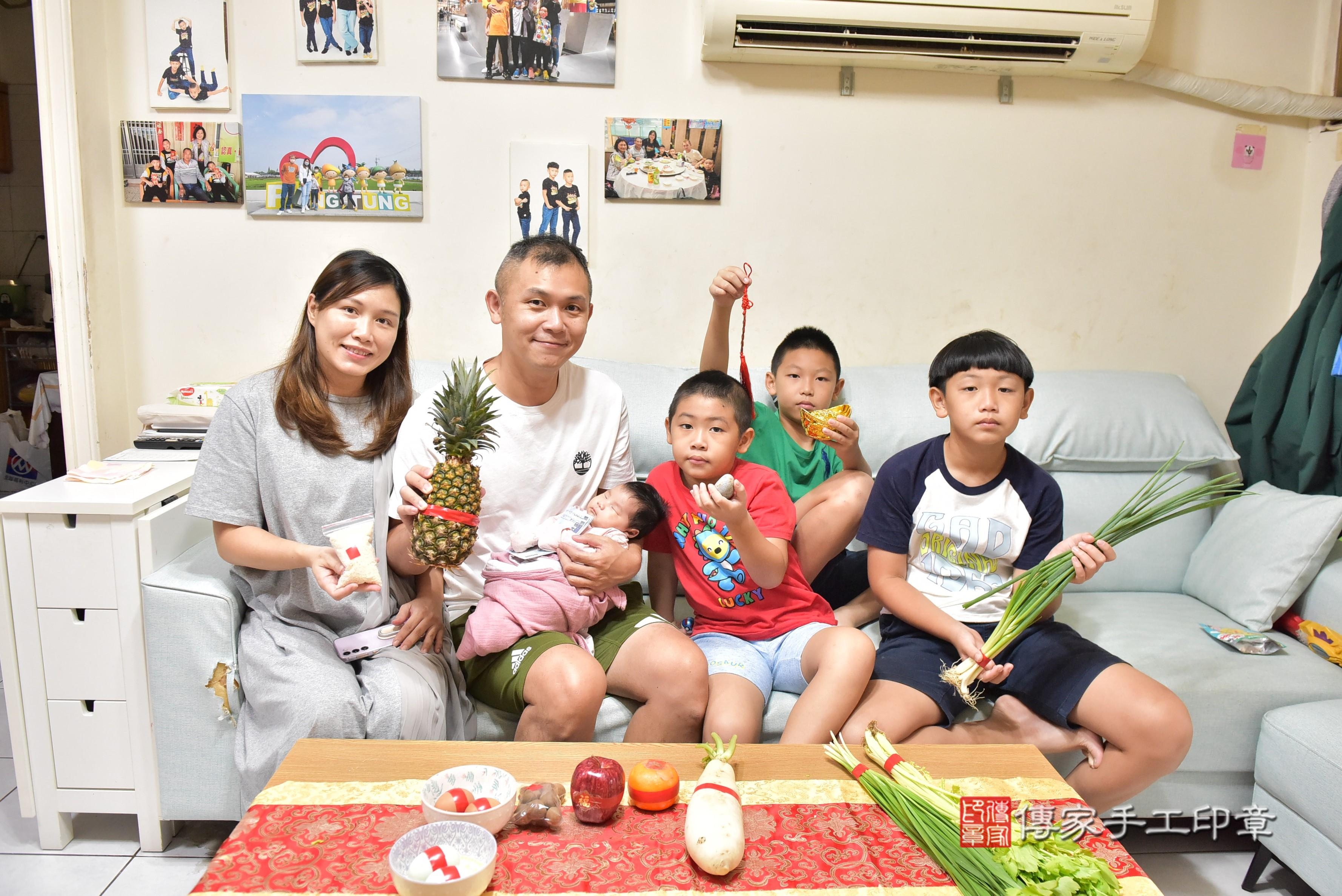 林寶寶(高雄市三民區到府嬰兒林寶寶滿月剃頭理髮、到府嬰兒剃胎毛儀式吉祥話)。到府剃頭剃胎毛主持、專業拍照、證書。★購買「臍帶章、肚臍章、胎毛筆刷印章」贈送：剃頭、收涎、抓周，三選一。2023.11.11