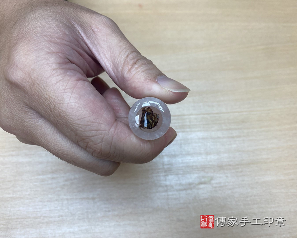 顧客滿意推薦開運臍髮印章-新竹縣竹北市-嚴先生。印章材質：全手工噴砂粉晶。112.11.10