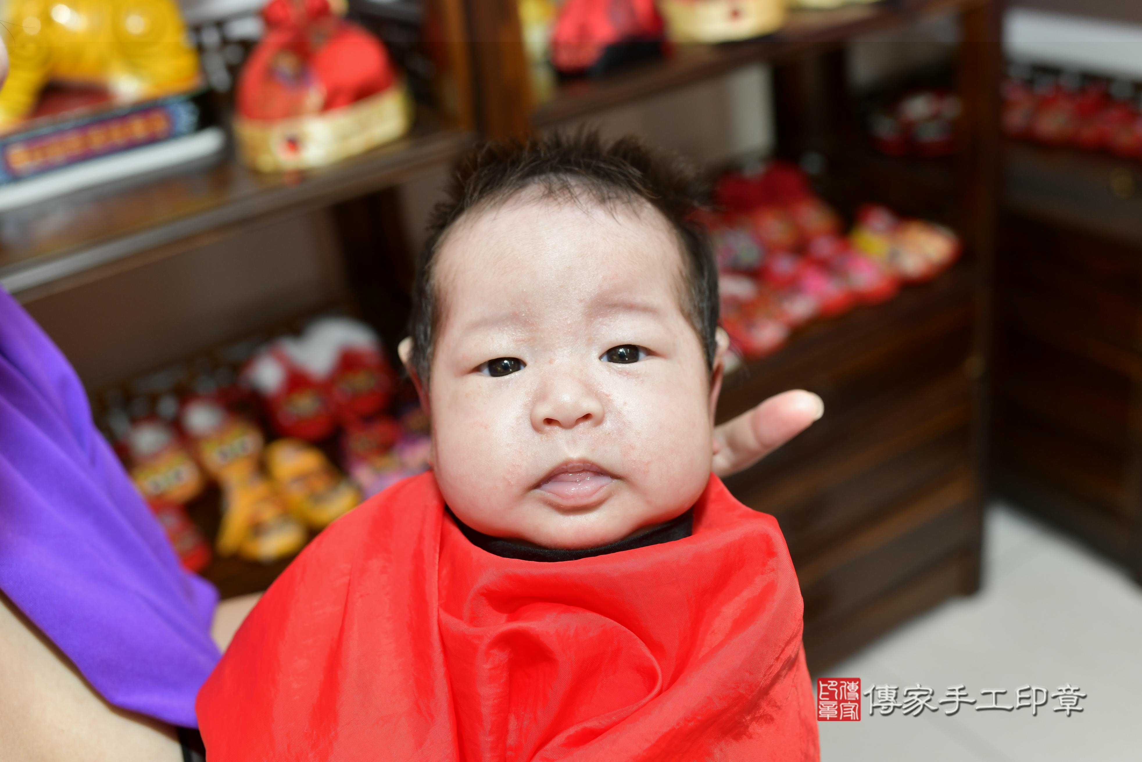 劉寶寶(新竹市香山區來店嬰兒劉寶寶滿月剃頭理髮、來店嬰兒剃胎毛儀式吉祥話)。來店剃頭剃胎毛主持、專業拍照、證書。★購買「臍帶章、肚臍章、胎毛筆刷印章」贈送：剃頭、收涎、抓周，三選一。2023.11.11