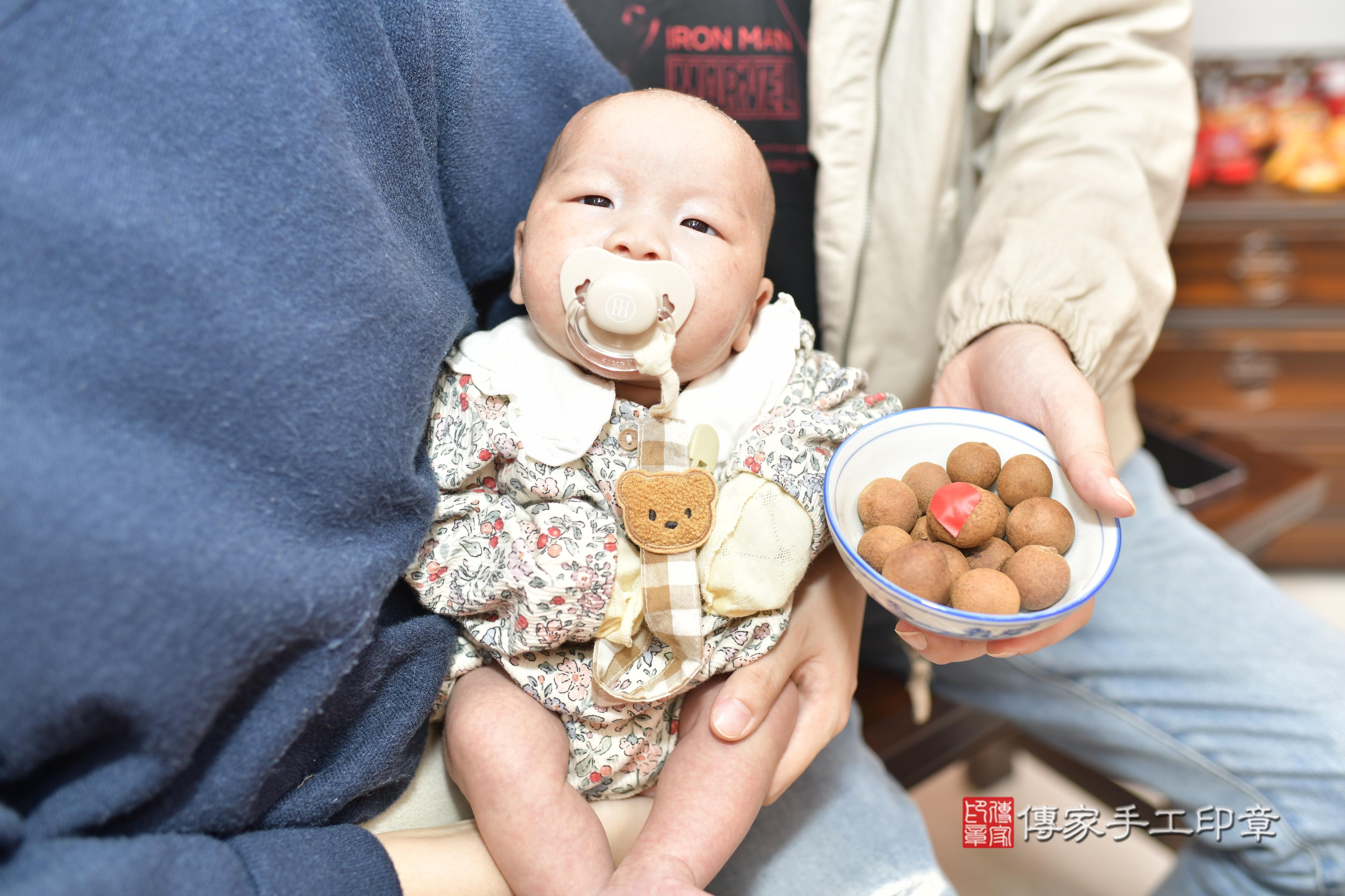 賴寶寶(新竹市香山區來店嬰兒賴寶寶滿月剃頭理髮、來店嬰兒剃胎毛儀式吉祥話)。來店剃頭剃胎毛主持、專業拍照、證書。★購買「臍帶章、肚臍章、胎毛筆刷印章」贈送：剃頭、收涎、抓周，三選一。2023.11.26