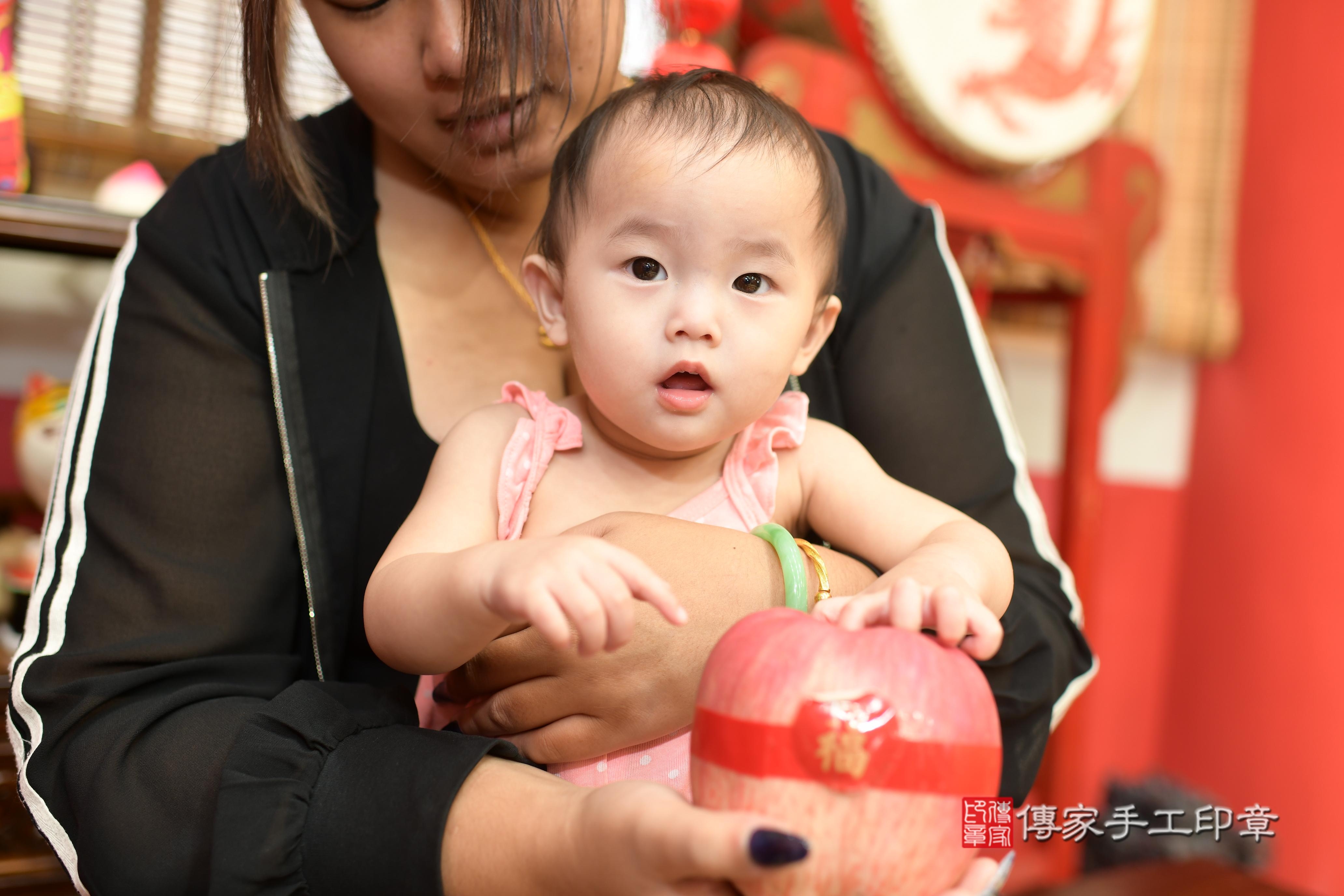 鄭寶寶(高雄市鳳山區來店嬰兒鄭寶寶滿月剃頭理髮、來店嬰兒剃胎毛儀式吉祥話)。來店剃頭剃胎毛主持、專業拍照、證書。★購買「臍帶章、肚臍章、胎毛筆刷印章」贈送：剃頭、收涎、抓周，三選一。2023.11.14