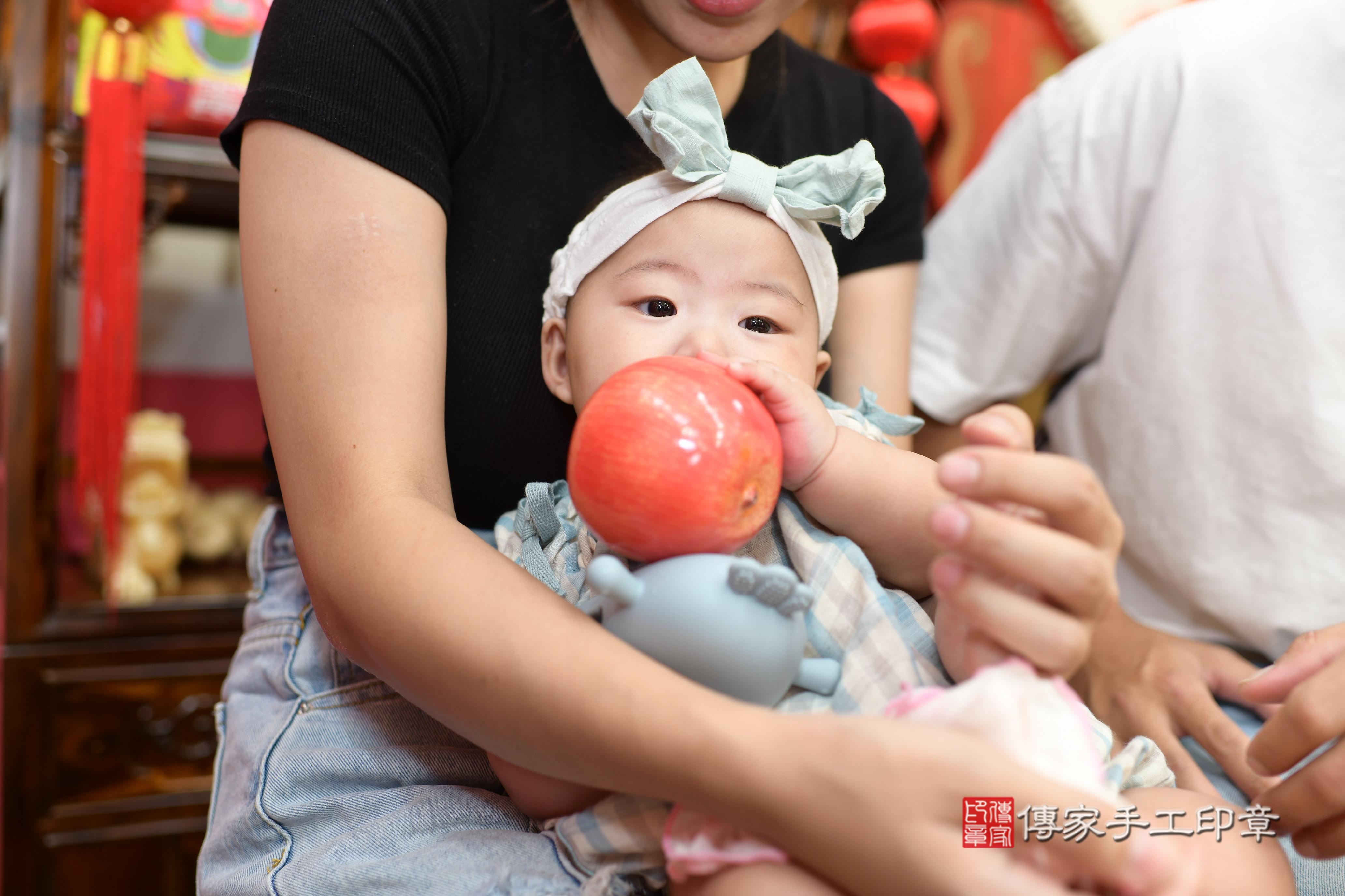 蘇寶寶(高雄市鳳山區來店嬰兒蘇寶寶滿月剃頭理髮、來店嬰兒剃胎毛儀式吉祥話)。來店剃頭剃胎毛主持、專業拍照、證書。★購買「臍帶章、肚臍章、胎毛筆刷印章」贈送：剃頭、收涎、抓周，三選一。2023.11.11