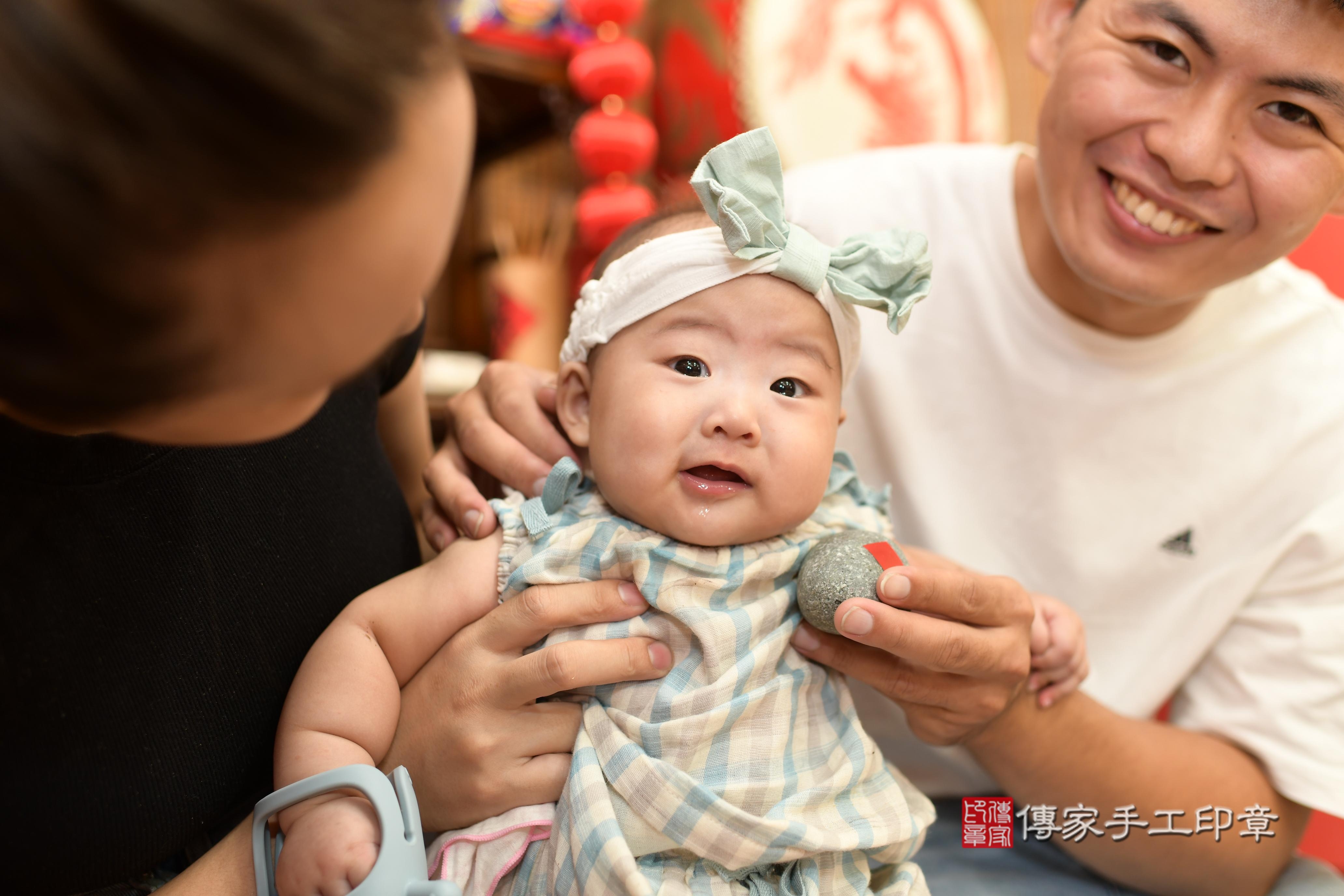 蘇寶寶(高雄市鳳山區來店嬰兒蘇寶寶滿月剃頭理髮、來店嬰兒剃胎毛儀式吉祥話)。來店剃頭剃胎毛主持、專業拍照、證書。★購買「臍帶章、肚臍章、胎毛筆刷印章」贈送：剃頭、收涎、抓周，三選一。2023.11.11