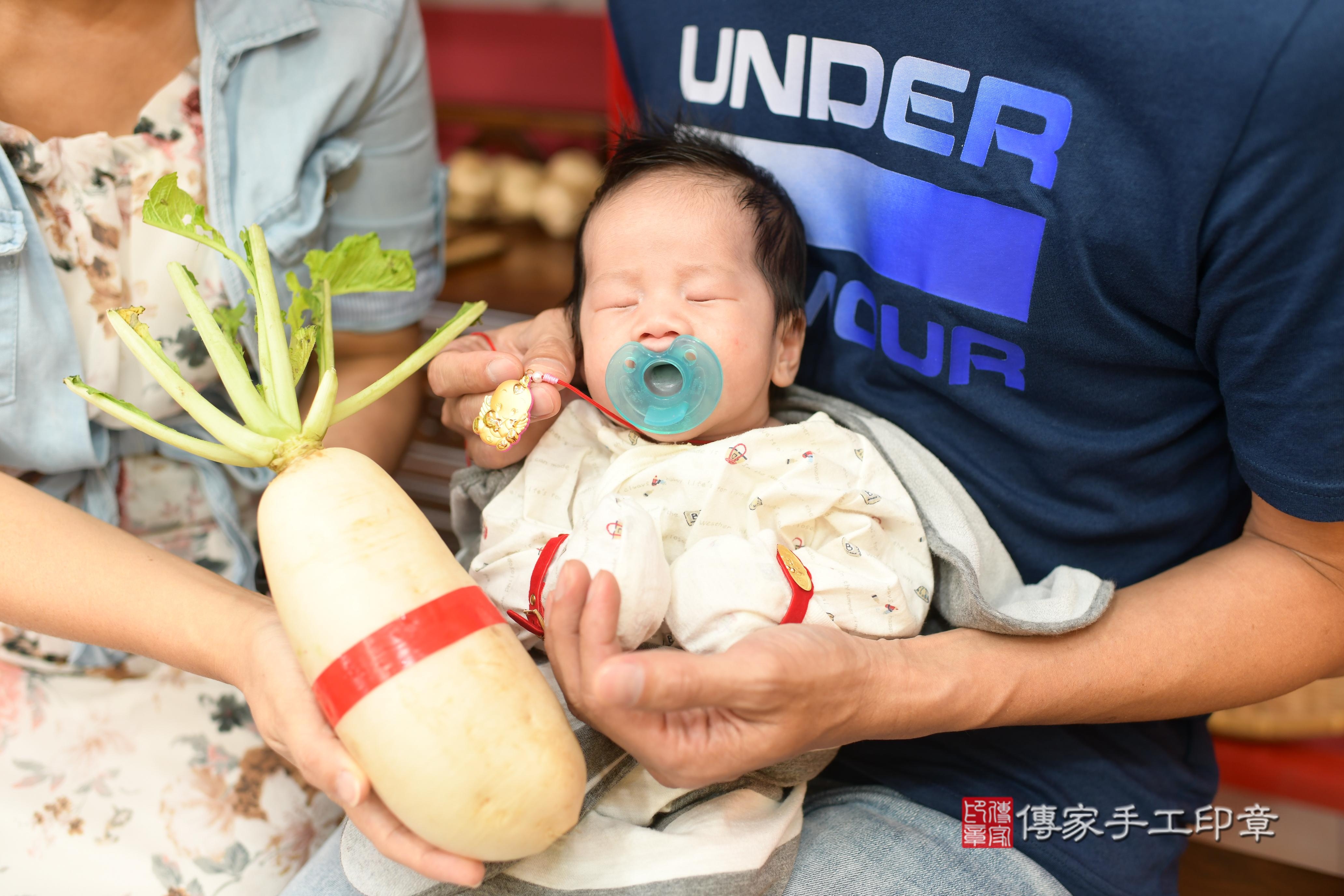 陳寶寶(高雄市鳳山區來店嬰兒陳寶寶滿月剃頭理髮、來店嬰兒剃胎毛儀式吉祥話)。來店剃頭剃胎毛主持、專業拍照、證書。★購買「臍帶章、肚臍章、胎毛筆刷印章」贈送：剃頭、收涎、抓周，三選一。2023.12.04