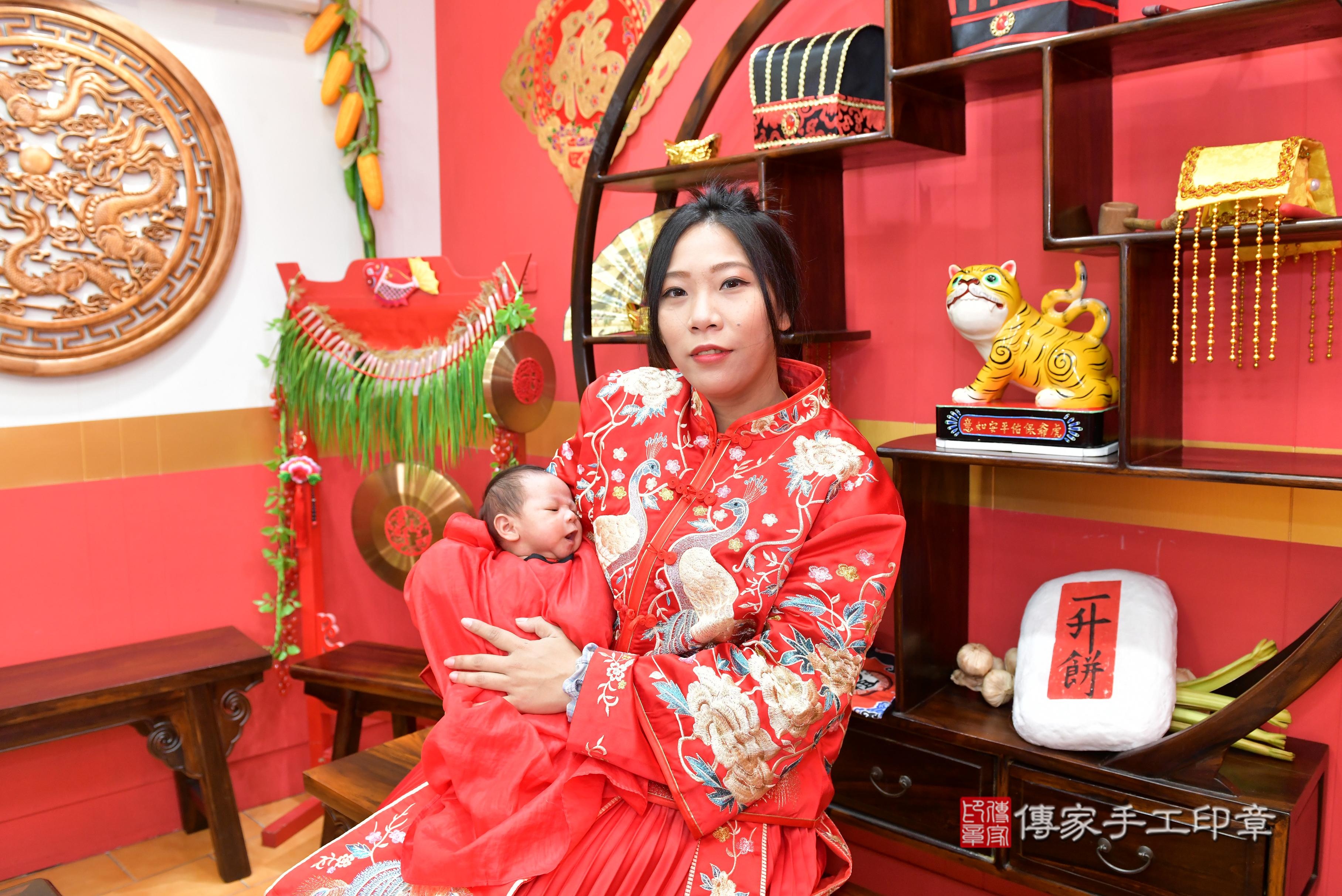 吳何寶寶(桃園市八德區來店嬰兒吳何寶寶滿月剃頭理髮、來店嬰兒剃胎毛儀式吉祥話)。來店剃頭剃胎毛主持、專業拍照、DVD光碟、證書。★購買「臍帶章、肚臍章、胎毛筆刷印章」贈送：剃頭、收涎、抓周，三選一。2023.12.09