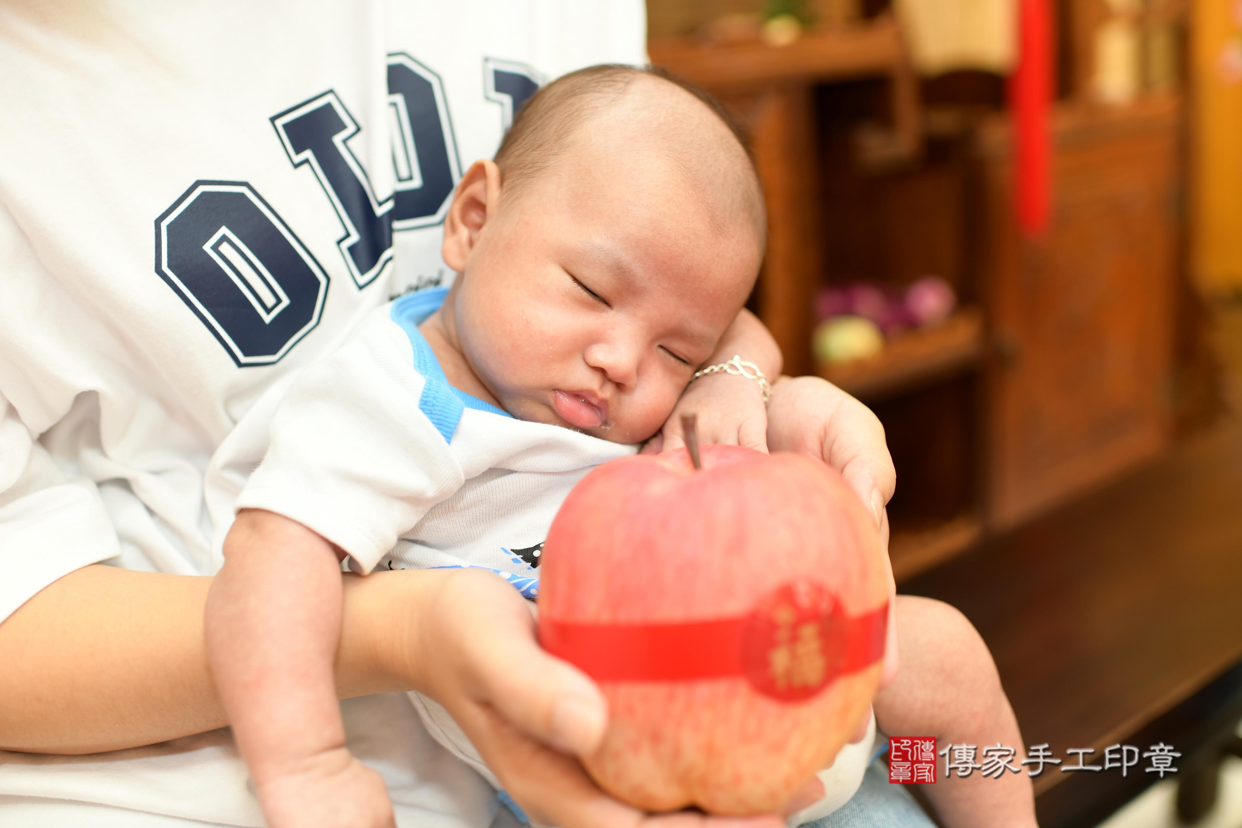 馬寶寶(台南市永康區來店嬰兒馬寶寶滿月剃頭理髮、來店嬰兒剃胎毛儀式吉祥話)。來店剃頭剃胎毛主持、專業拍照、DVD光碟、證書。★購買「臍帶章、肚臍章、胎毛筆刷印章」贈送：剃頭、收涎、抓周，三選一。2023.12.10