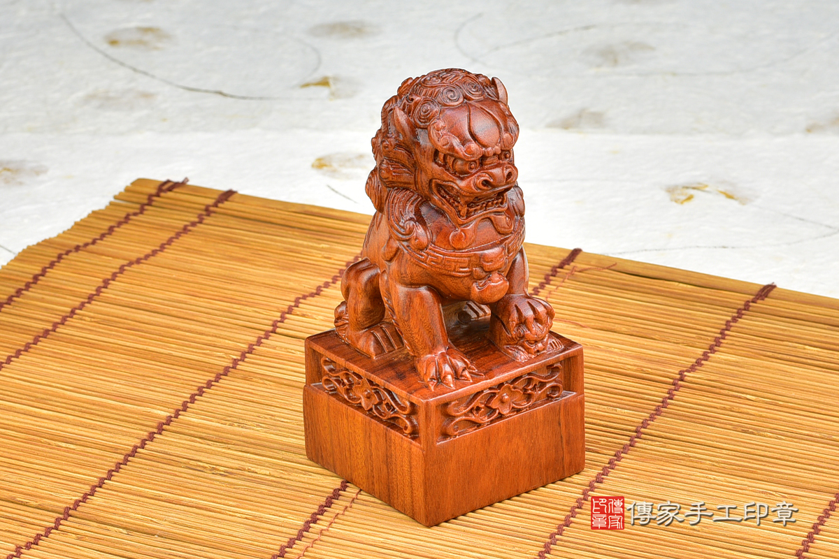 傳家印章，2023-12-16印章作品分享：頂級紫檀精雕獅子印章廟章-紫檀宮