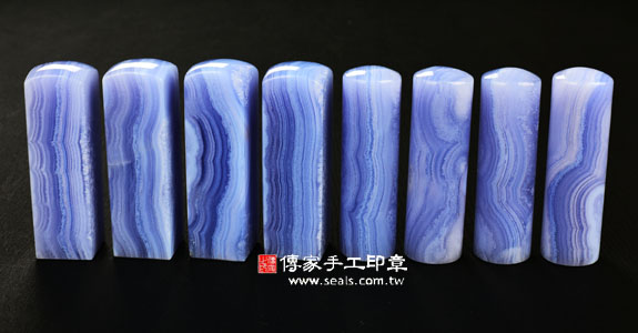 這是一款擁有夢幻般的藍紫色~是非常少見的顏色印材~傳家印章桃園店。2023.12.23 這是一款擁有夢幻般的藍紫色~是非常少見的顏色印材~傳家印章桃園店。2023.12.23