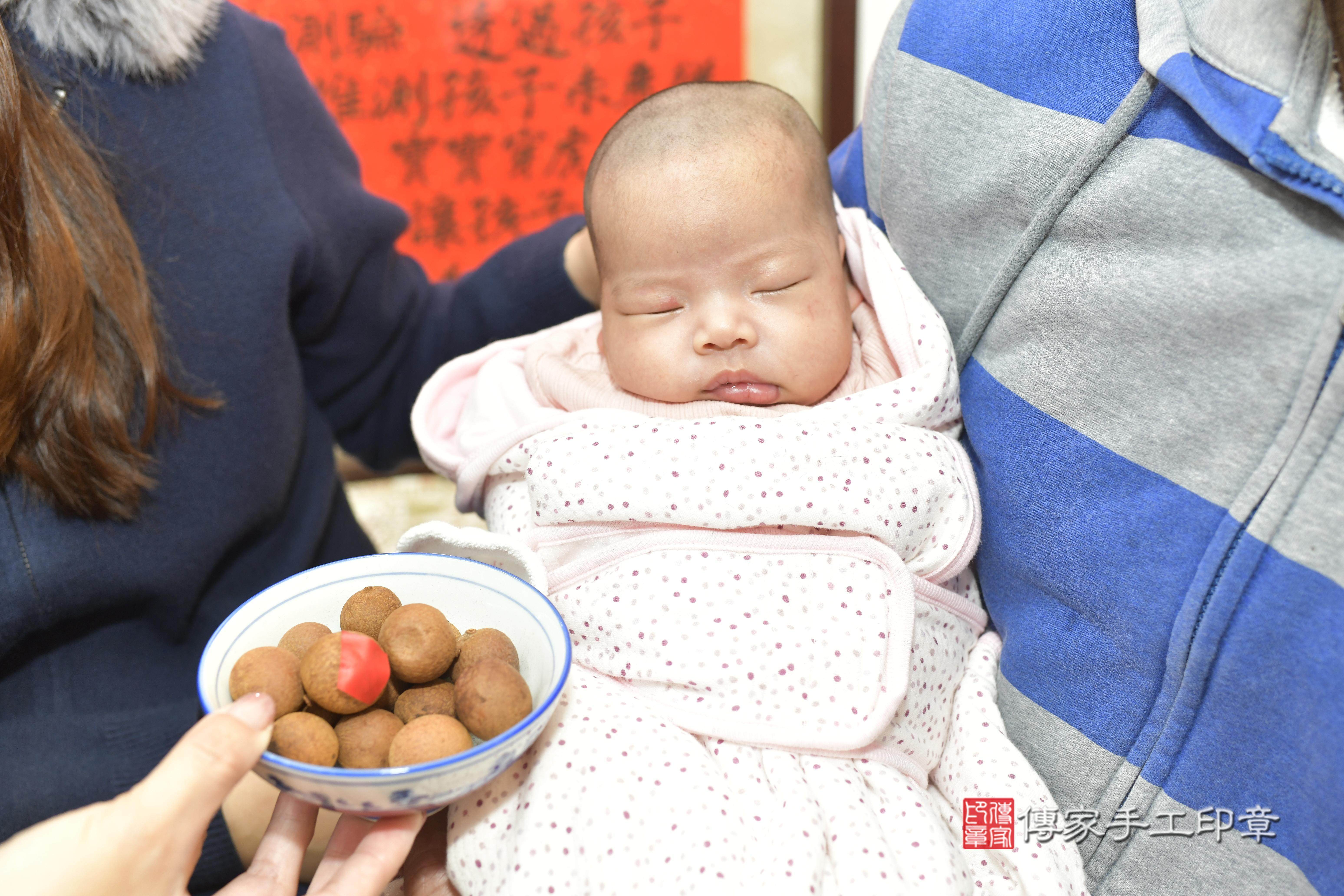 葉寶寶(新竹市香山區來店嬰兒葉寶寶滿月剃頭理髮、來店嬰兒剃胎毛儀式吉祥話)。來店剃頭剃胎毛主持、專業拍照、證書。★購買「臍帶章、肚臍章、胎毛筆刷印章」贈送：剃頭、收涎、抓周，三選一。2023.12.17