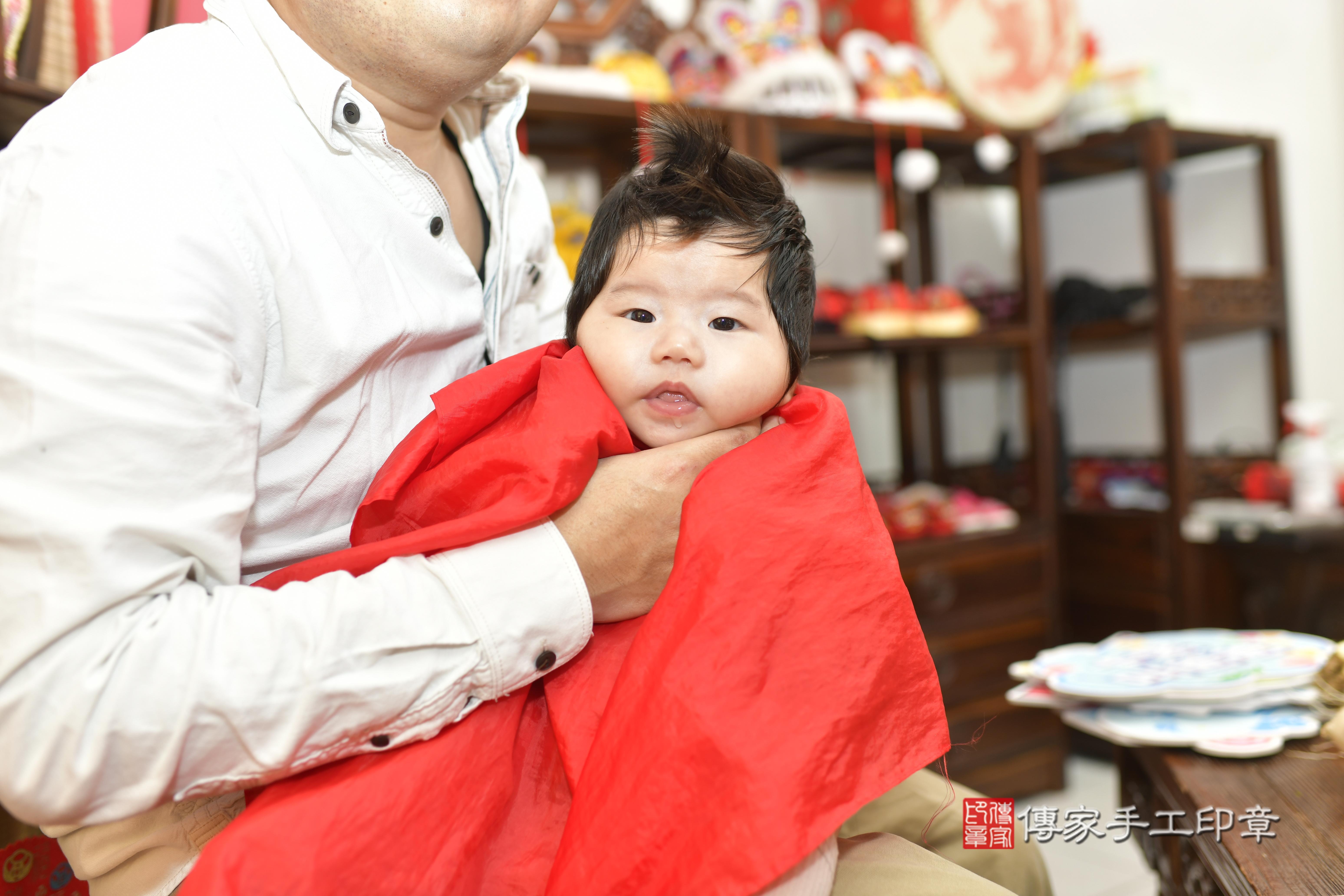 童寶寶(新竹市香山區來店嬰兒童寶寶滿月剃頭理髮、來店嬰兒剃胎毛儀式吉祥話)。來店剃頭剃胎毛主持、專業拍照、證書。★購買「臍帶章、肚臍章、胎毛筆刷印章」贈送：剃頭、收涎、抓周，三選一。2023.12.17