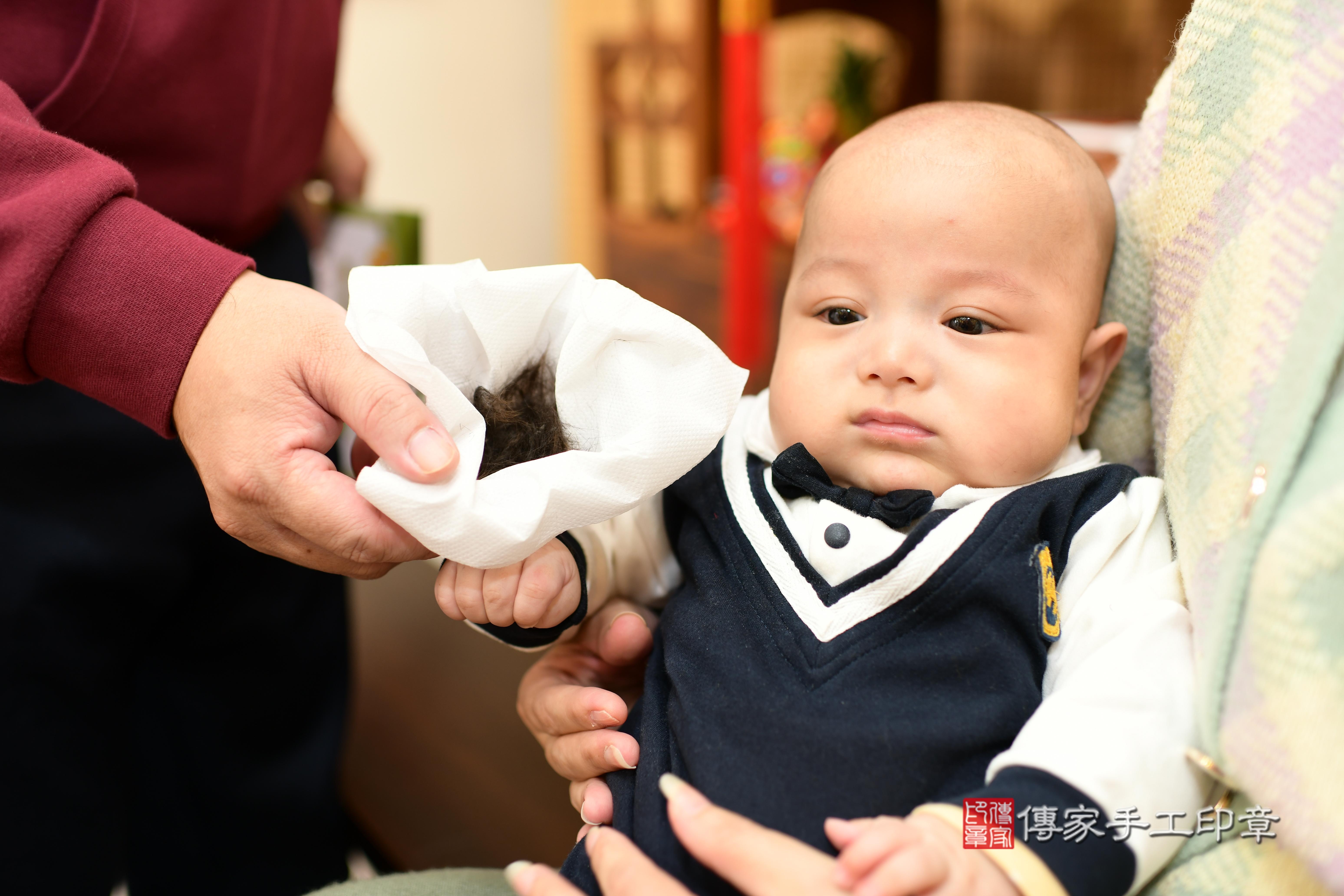 曾寶寶(台南市永康區來店嬰兒曾寶寶滿月剃頭理髮、來店嬰兒剃胎毛儀式吉祥話)。來店剃頭剃胎毛主持、專業拍照、DVD光碟、證書。★購買「臍帶章、肚臍章、胎毛筆刷印章」贈送：剃頭、收涎、抓周，三選一。2023.12.24