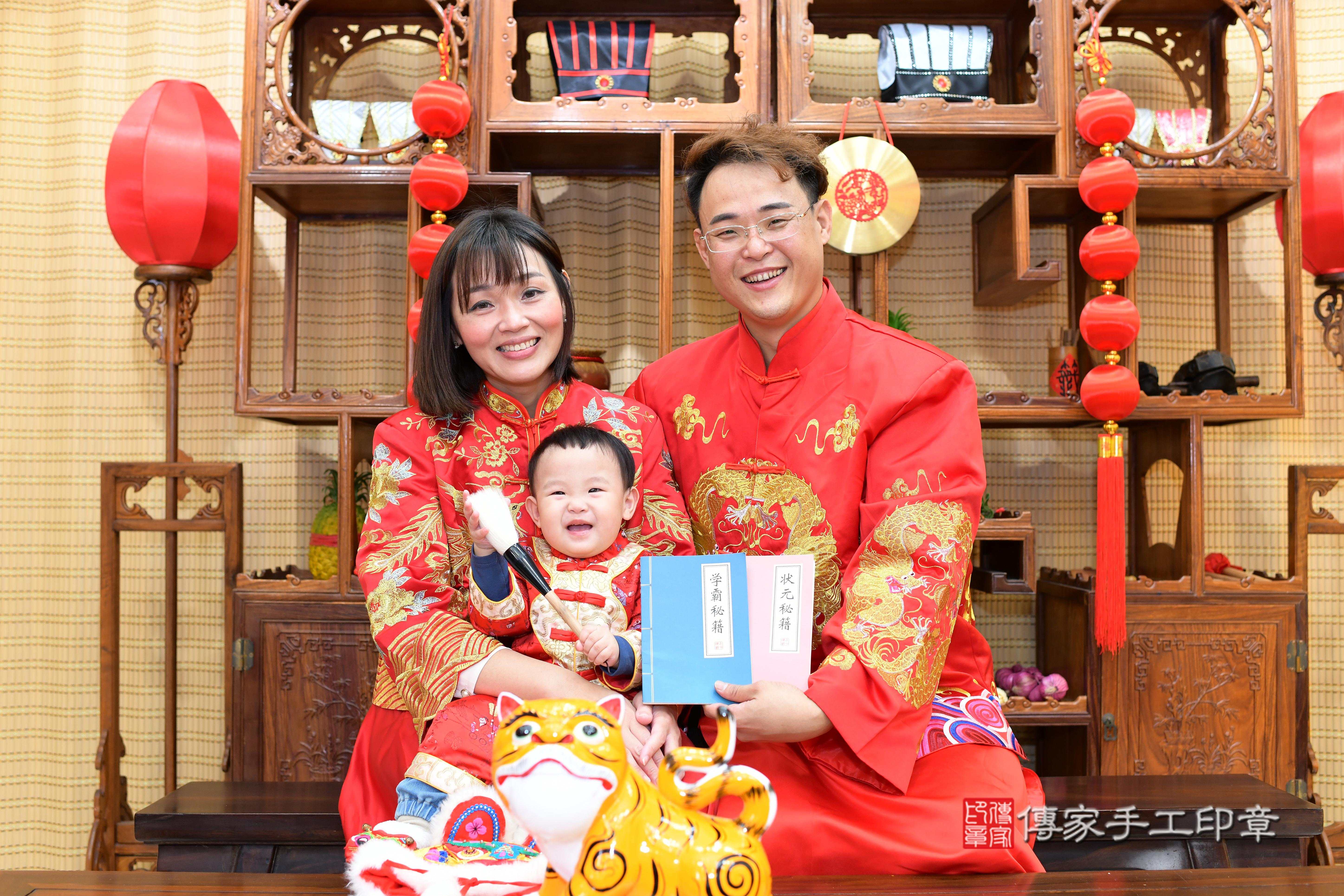 台南市永康區林寶寶抓周推薦：傳家台南店抓周度脺中國風會場，嬰兒古禮抓周流程儀式吉祥話、抓周道具物品24種、拍照。抓周證書。2023.12.23