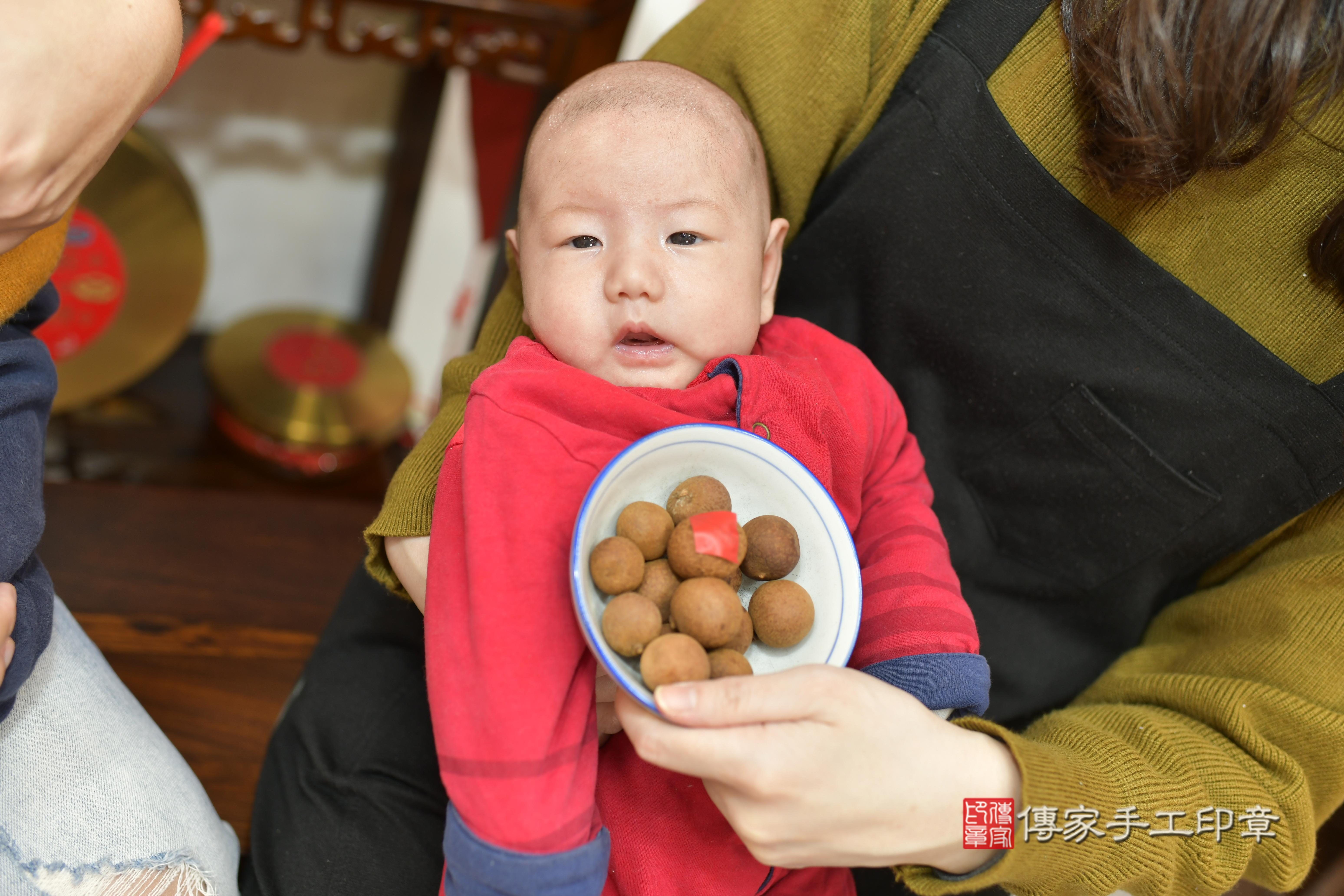 葉寶寶(新竹市香山區來店嬰兒葉寶寶滿月剃頭理髮、來店嬰兒剃胎毛儀式吉祥話)。來店剃頭剃胎毛主持、專業拍照、證書。★購買「臍帶章、肚臍章、胎毛筆刷印章」贈送：剃頭、收涎、抓周，三選一。2023.12.25