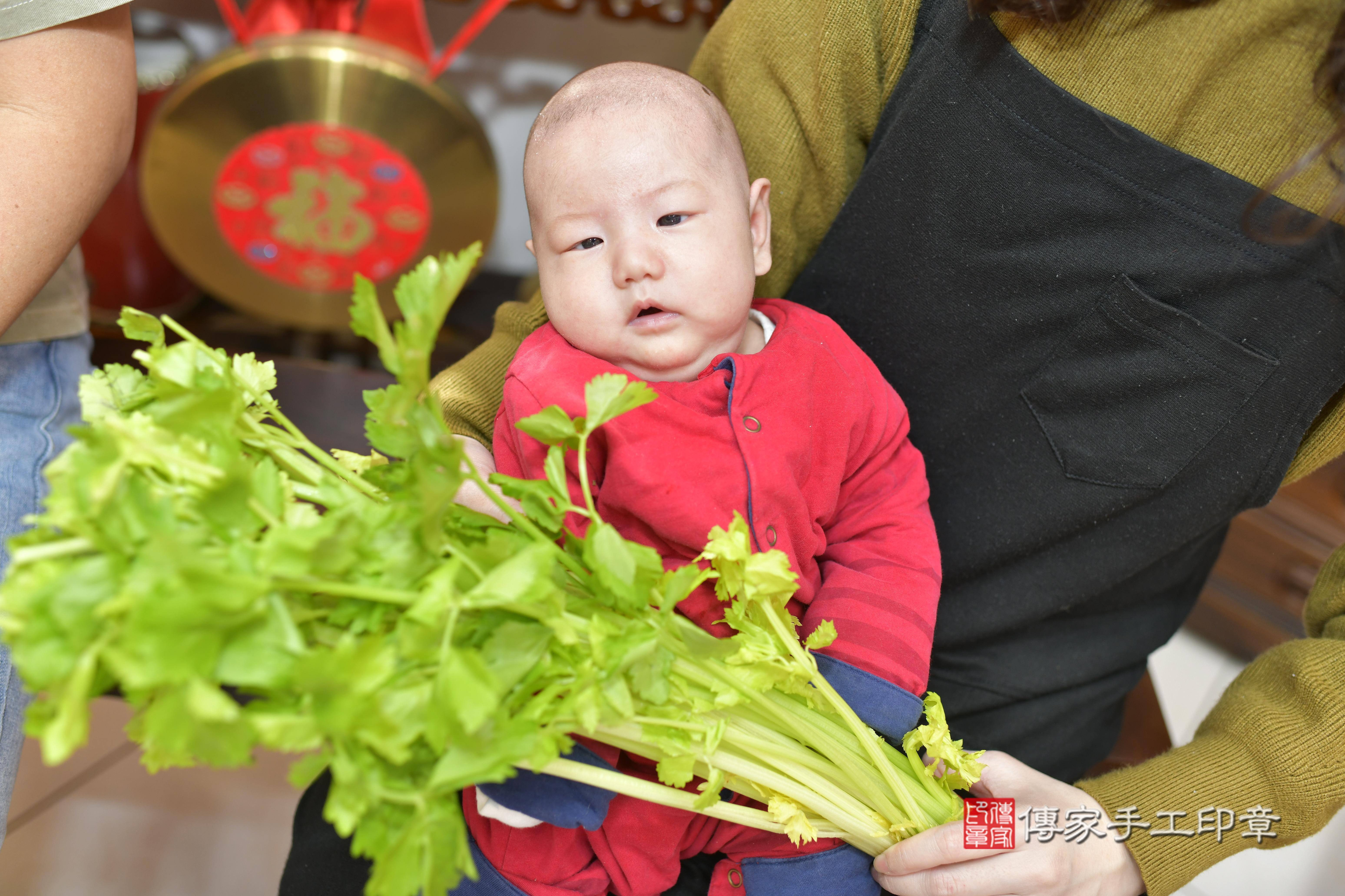 葉寶寶(新竹市香山區來店嬰兒葉寶寶滿月剃頭理髮、來店嬰兒剃胎毛儀式吉祥話)。來店剃頭剃胎毛主持、專業拍照、證書。★購買「臍帶章、肚臍章、胎毛筆刷印章」贈送：剃頭、收涎、抓周，三選一。2023.12.25