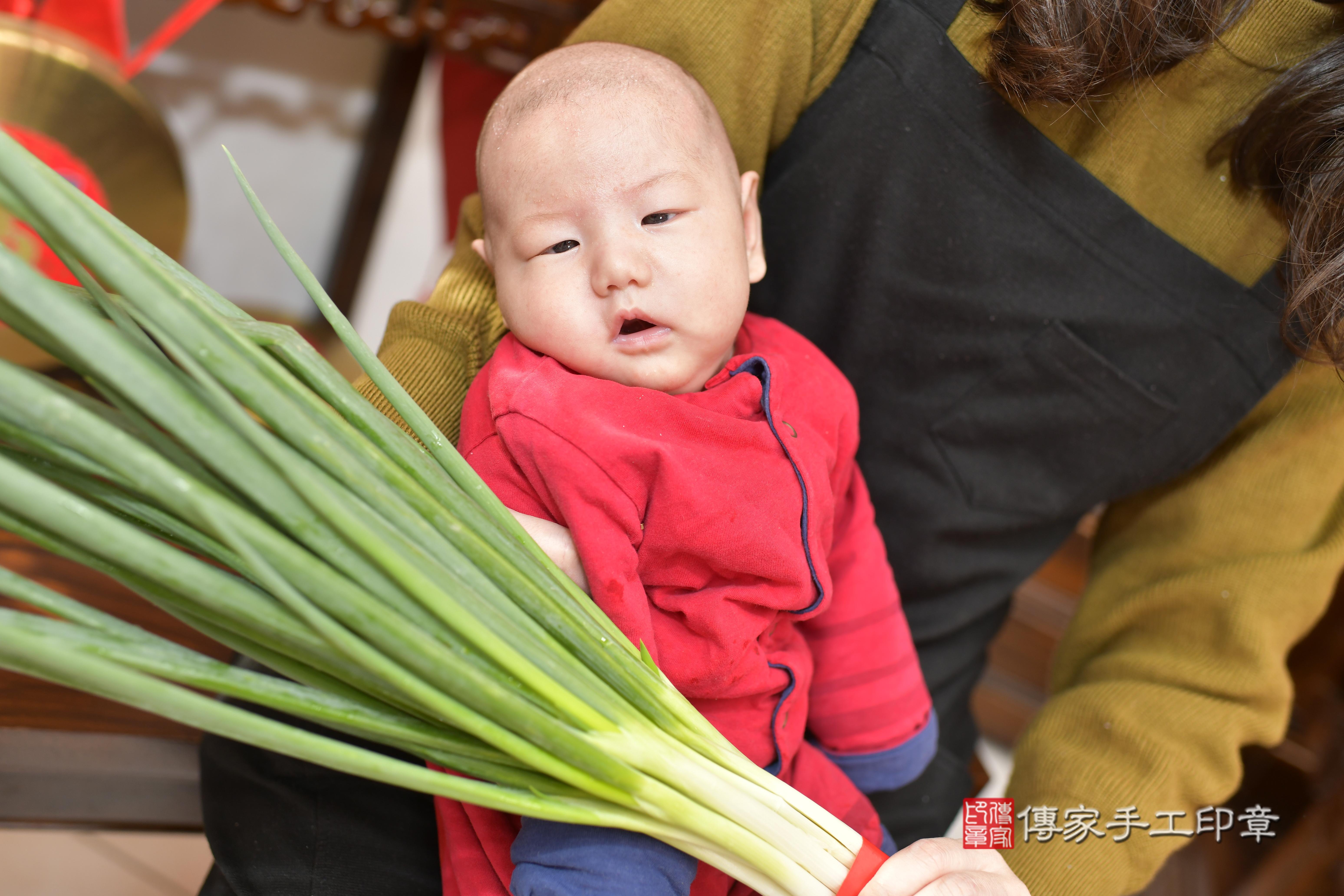 葉寶寶(新竹市香山區來店嬰兒葉寶寶滿月剃頭理髮、來店嬰兒剃胎毛儀式吉祥話)。來店剃頭剃胎毛主持、專業拍照、證書。★購買「臍帶章、肚臍章、胎毛筆刷印章」贈送：剃頭、收涎、抓周，三選一。2023.12.25