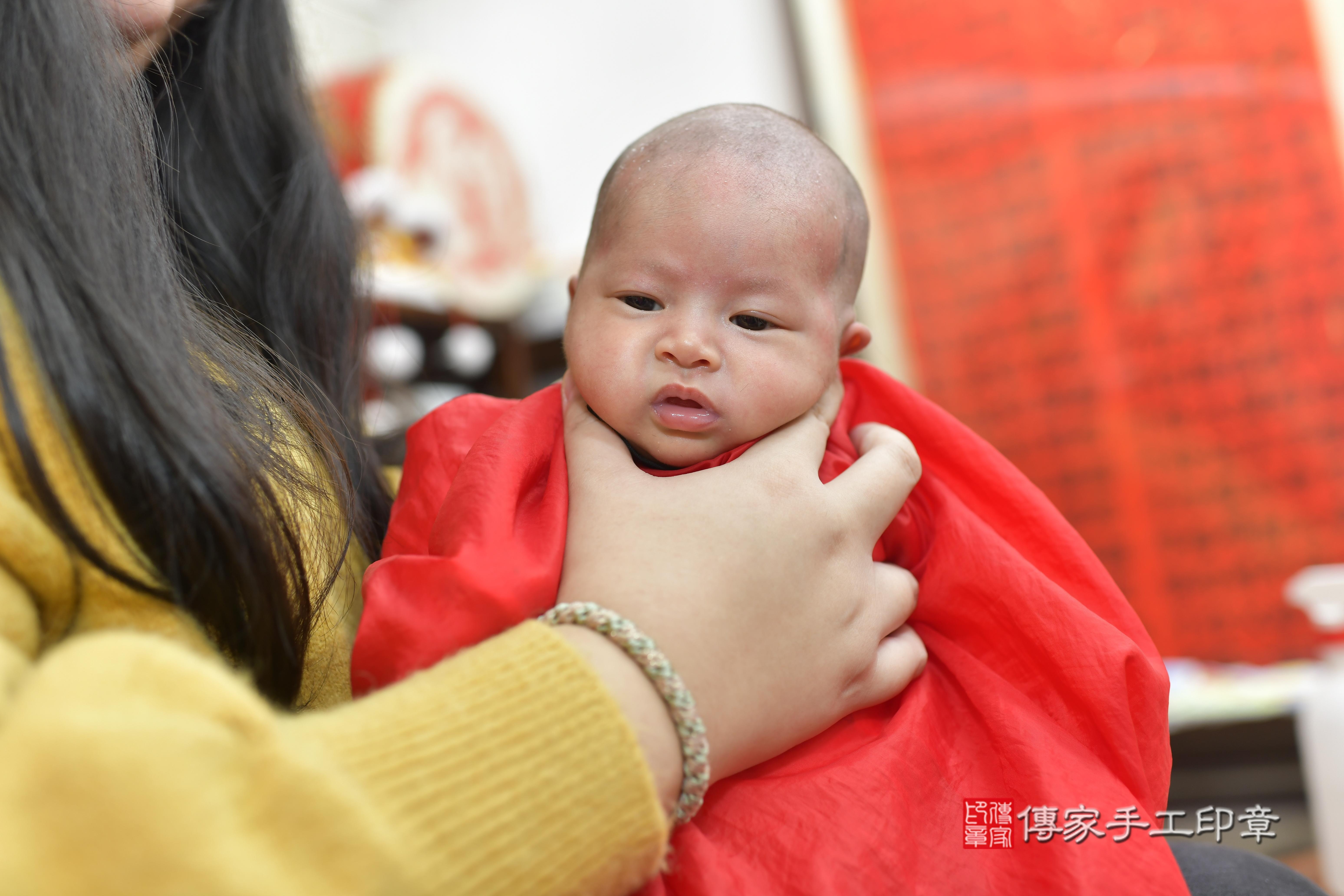 張寶寶(新竹市香山區來店嬰兒張寶寶滿月剃頭理髮、來店嬰兒剃胎毛儀式吉祥話)。來店剃頭剃胎毛主持、專業拍照、證書。★購買「臍帶章、肚臍章、胎毛筆刷印章」贈送：剃頭、收涎、抓周，三選一。2023.12.29