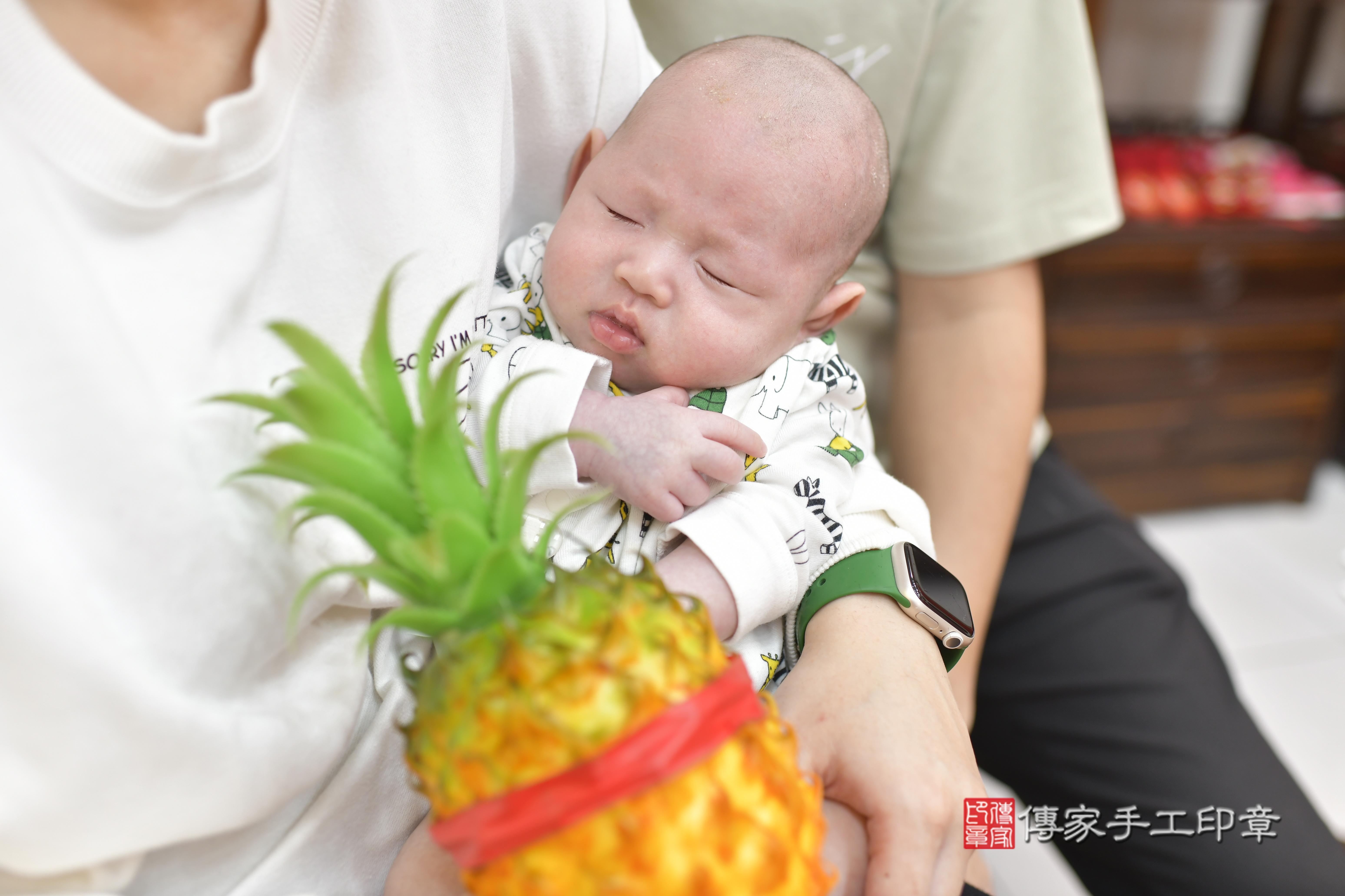 吳寶寶(新竹市香山區來店嬰兒吳寶寶滿月剃頭理髮、來店嬰兒剃胎毛儀式吉祥話)。來店剃頭剃胎毛主持、專業拍照、證書。★購買「臍帶章、肚臍章、胎毛筆刷印章」贈送：剃頭、收涎、抓周，三選一。2023.12.30