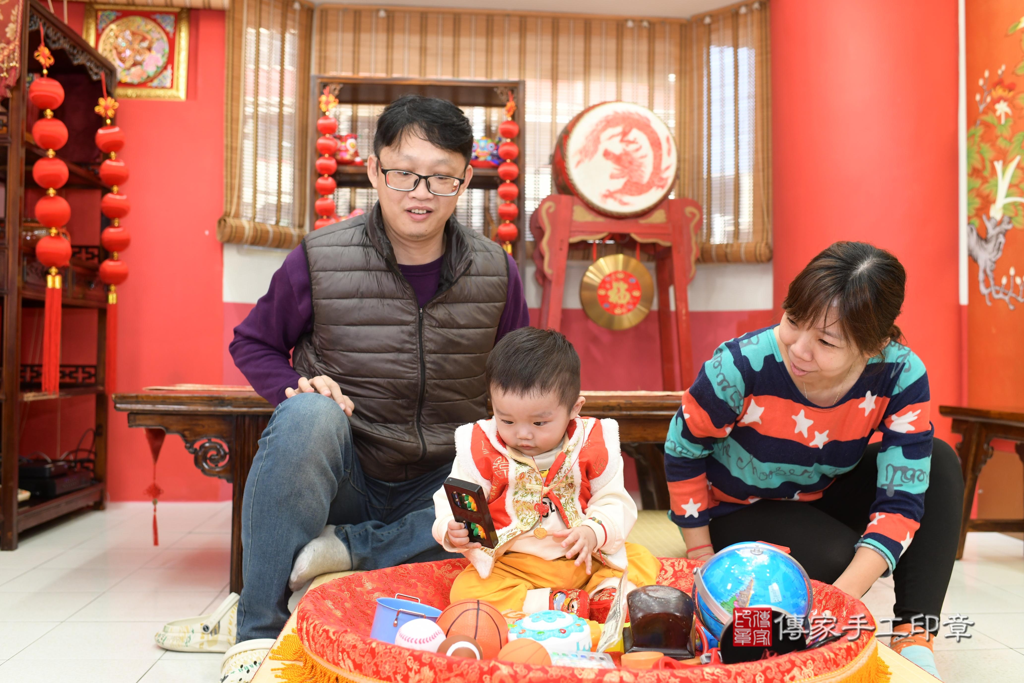 高雄市鳳山區郭寶寶抓周推薦：傳家高雄店抓周度脺中國風會場，嬰兒古禮抓周流程儀式吉祥話、抓周道具物品24種、拍照。抓周證書。2024.01.10