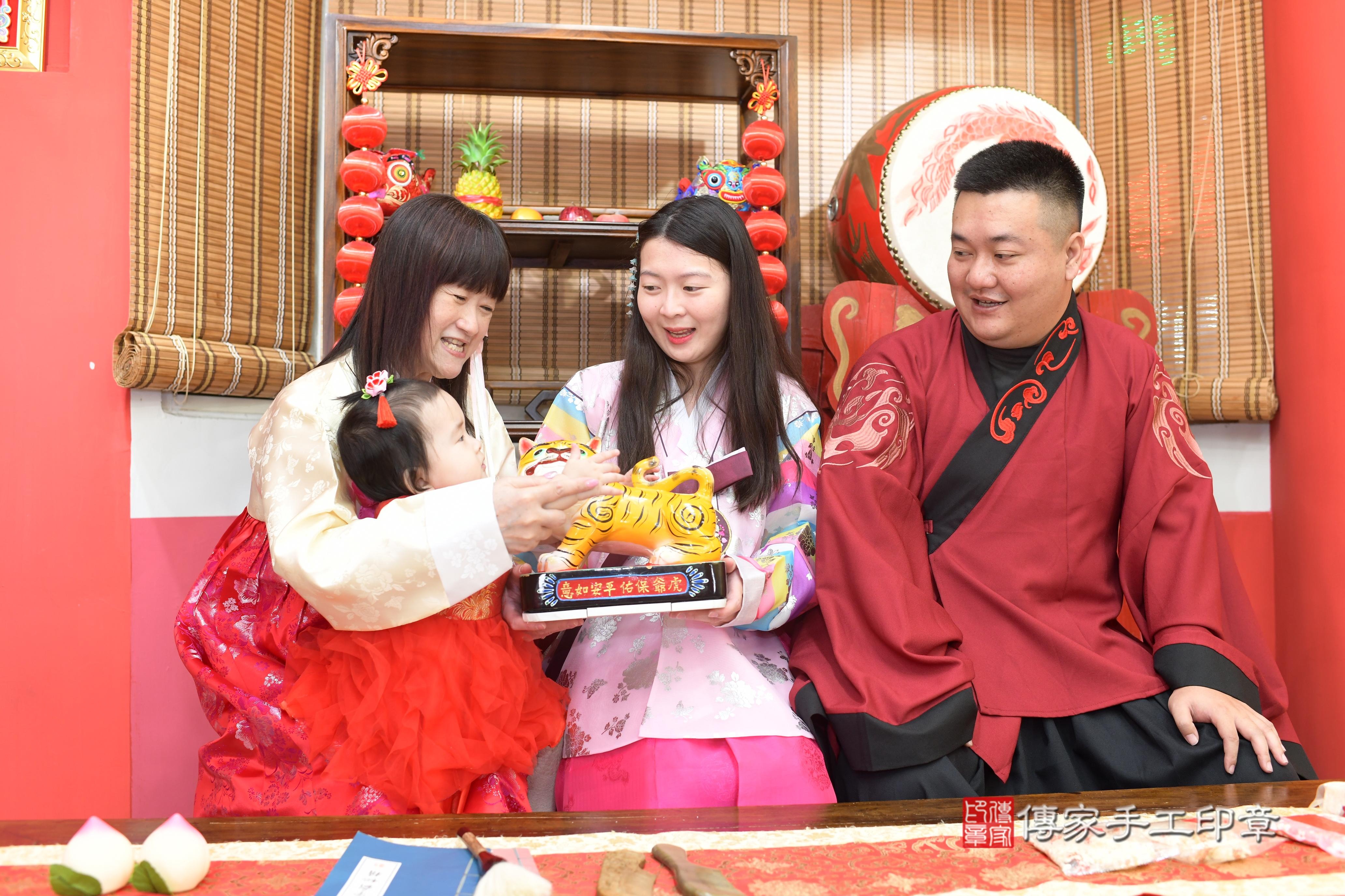 高雄市鳳山區馮寶寶抓周推薦：傳家高雄店抓周度脺中國風會場，嬰兒古禮抓周流程儀式吉祥話、抓周道具物品24種、拍照。抓周證書。2024.01.12