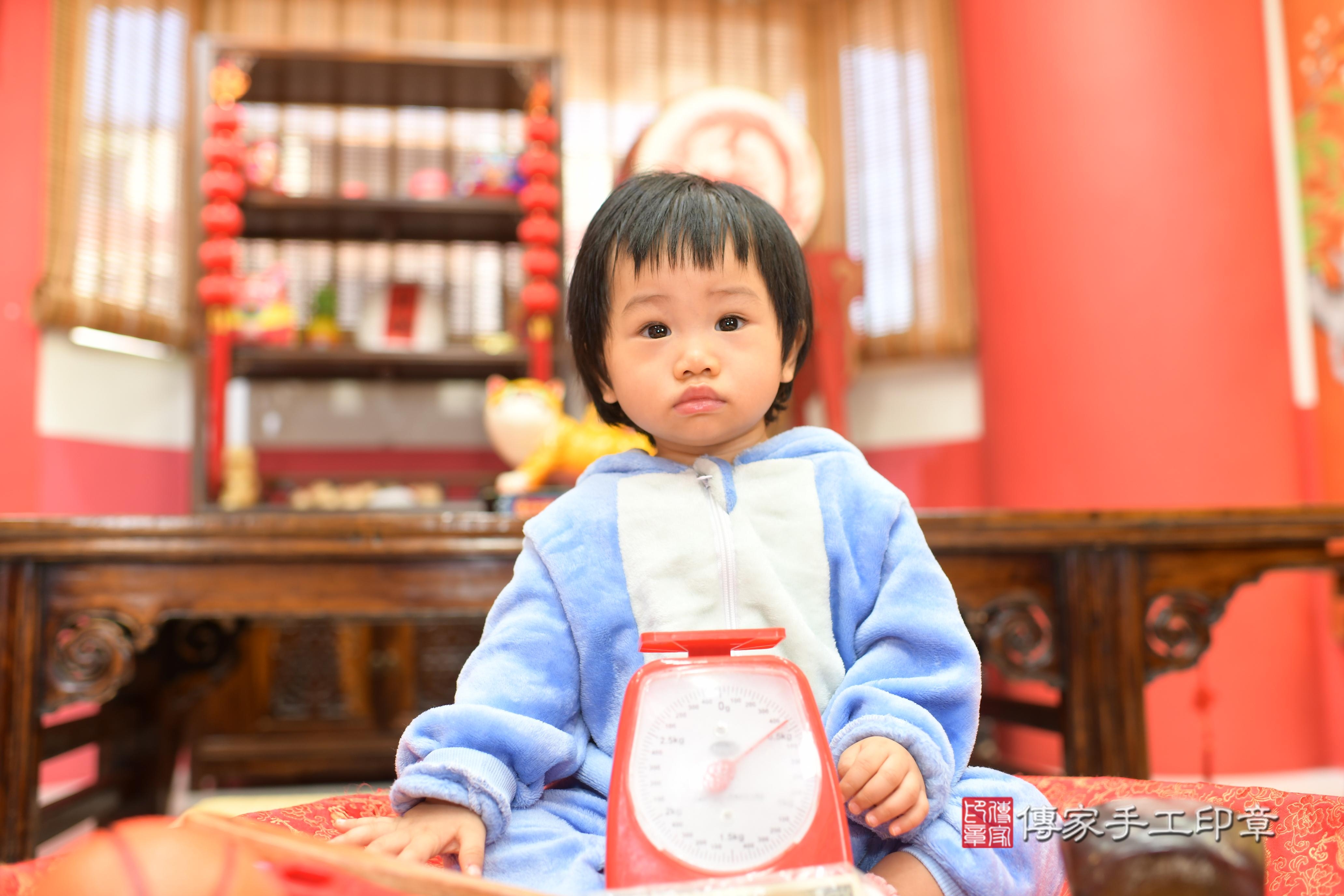 高雄市鳳山區鄞寶寶抓周推薦：傳家高雄店抓周度脺中國風會場，嬰兒古禮抓周流程儀式吉祥話、抓周道具物品24種、拍照。抓周證書。2024.01.10