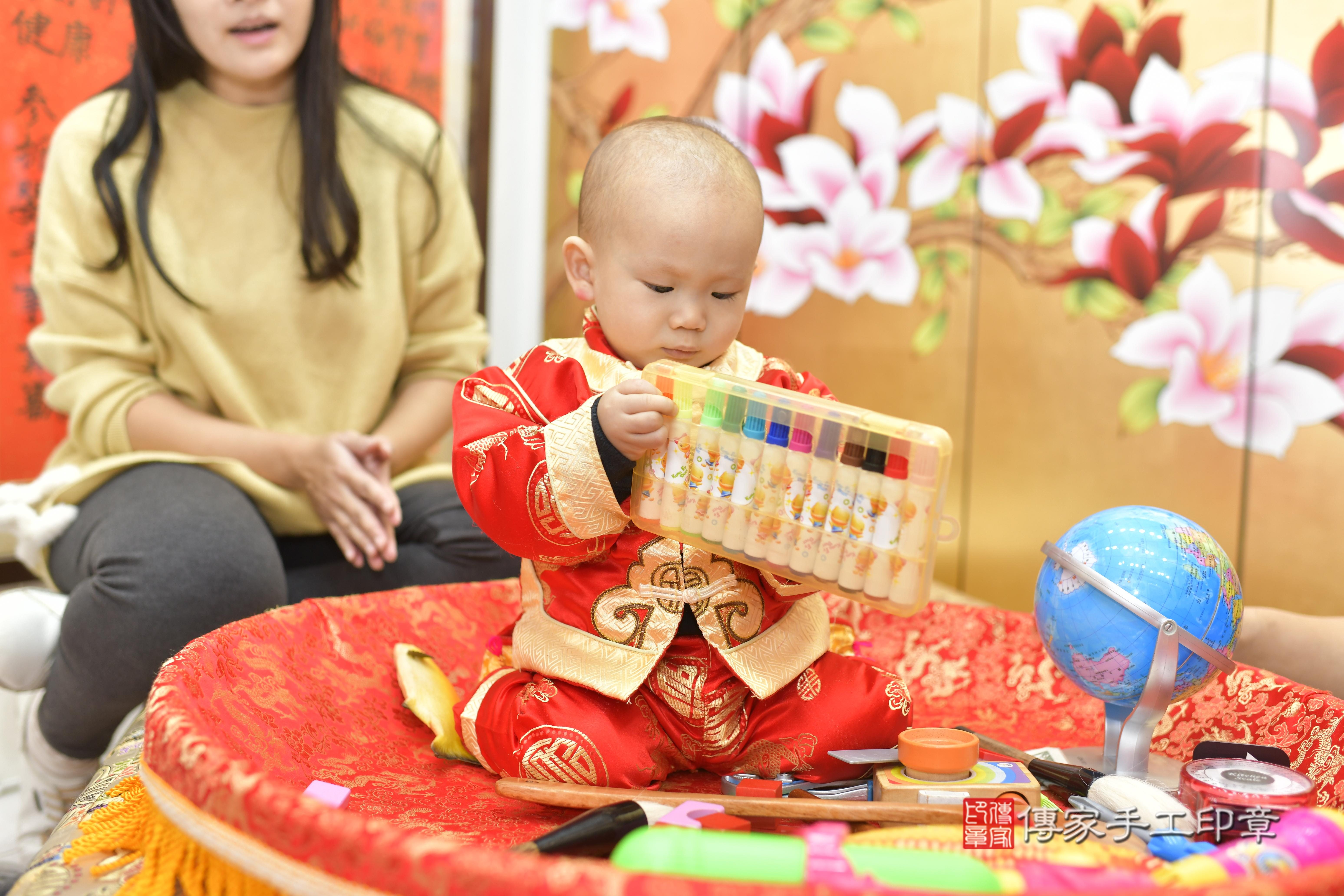 新竹市香山區洪寶寶抓周推薦：傳家新竹店抓周度脺中國風會場，嬰兒古禮抓周流程儀式吉祥話、抓周道具物品24種、拍照。抓周證書。2024.01.06