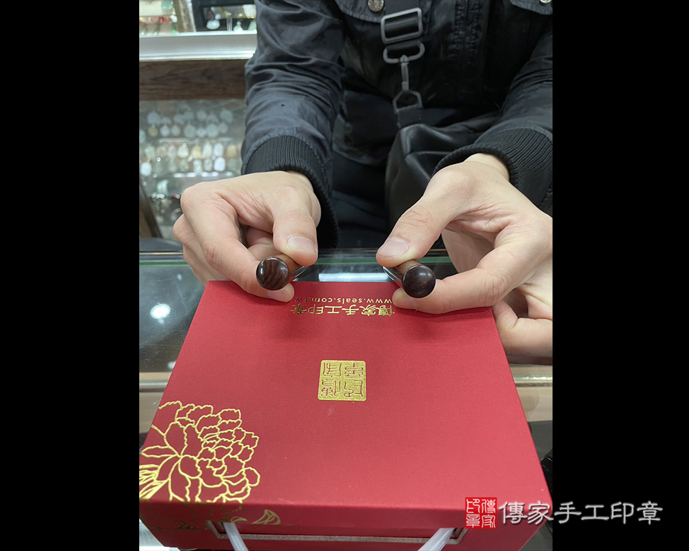 顧客滿意推薦開運個人雙章-台北市大同區-張先生。印章材質：電刻紅紫檀木。112.12.12