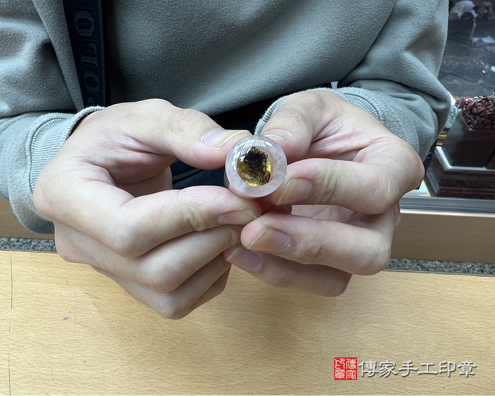 顧客滿意推薦開運臍髮印章-台中市北區-張先生。印章材質：半手工噴砂粉晶。112.12.17