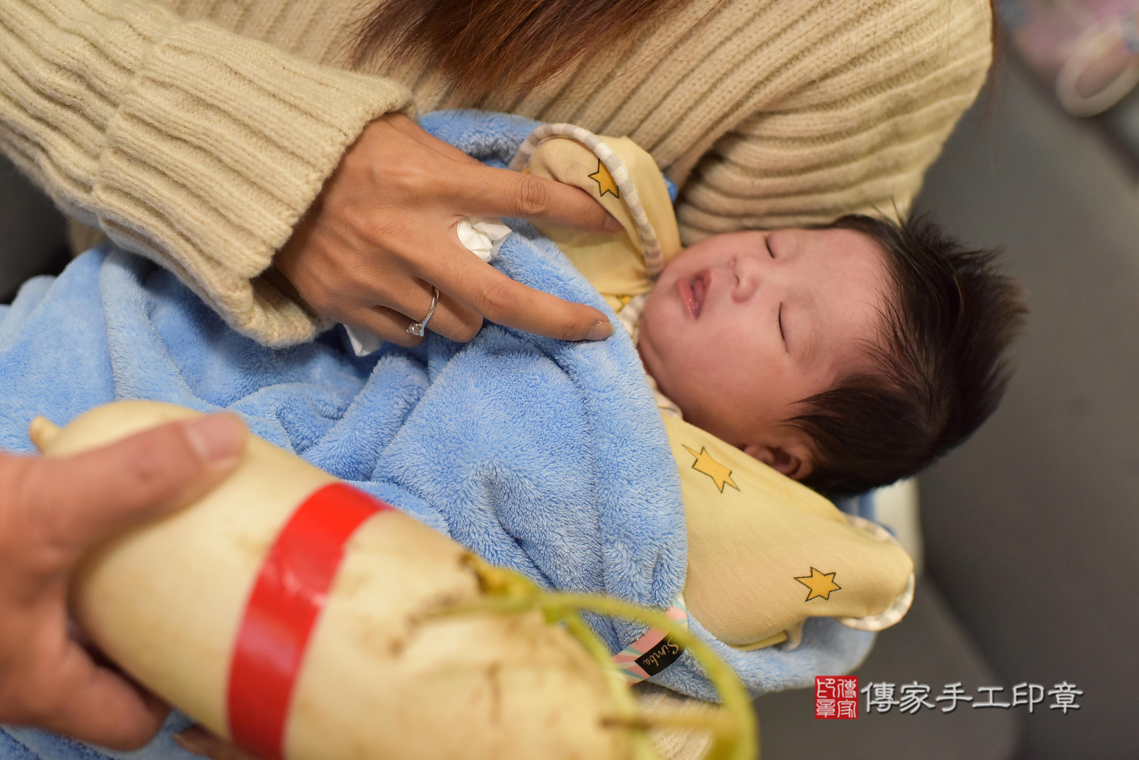 黄寶寶(台南市永康區到府嬰兒黄寶寶滿月剃頭理髮、到府嬰兒剃胎毛儀式吉祥話)。到府剃頭剃胎毛主持、專業拍照、證書。★購買「臍帶章、肚臍章、胎毛筆刷印章」贈送：剃頭、收涎、抓周，三選一。2024.01.23