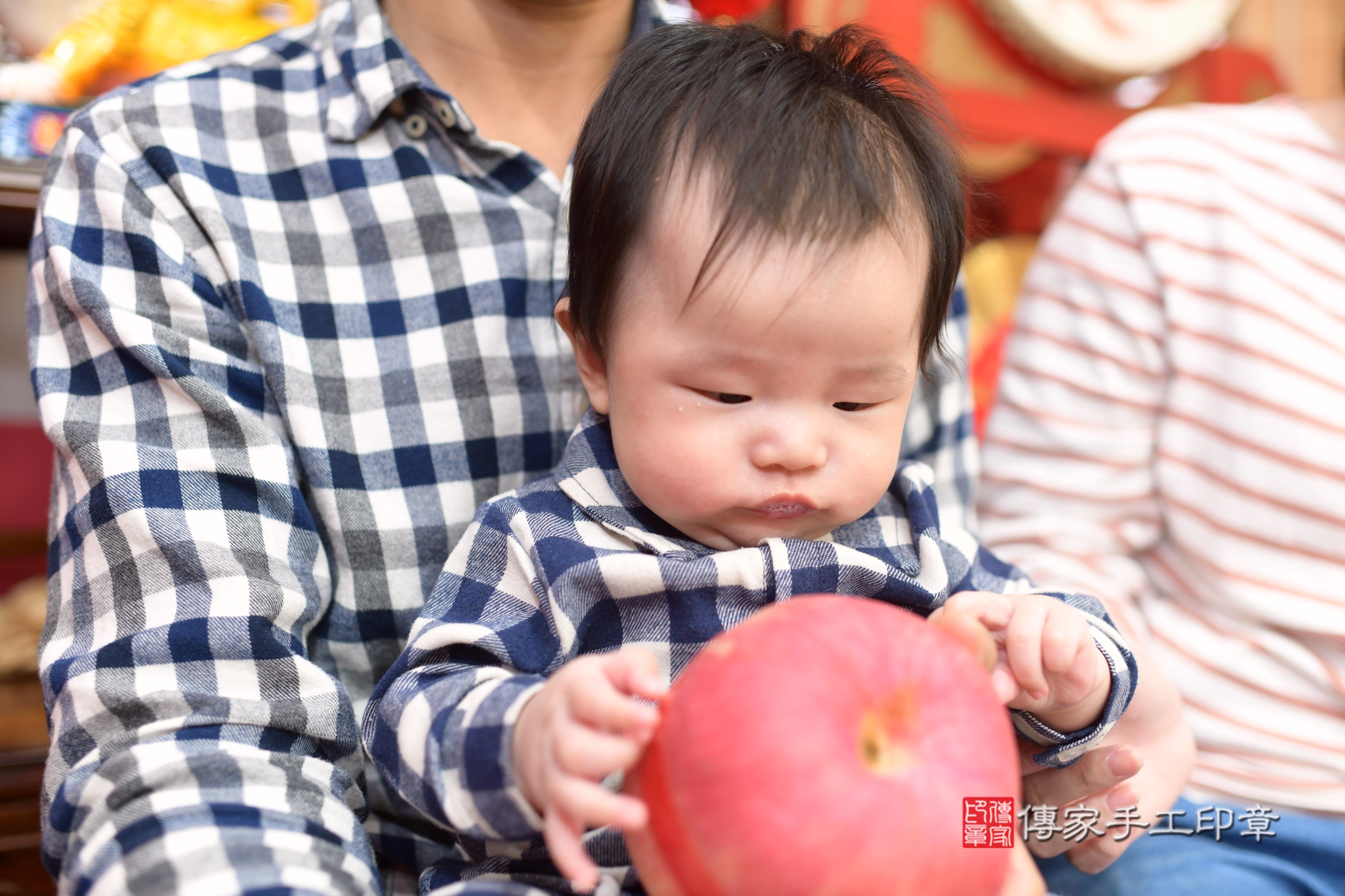 楊寶寶(高雄市鳳山區來店嬰兒楊寶寶滿月剃頭理髮、來店嬰兒剃胎毛儀式吉祥話)。來店剃頭剃胎毛主持、專業拍照、證書。★購買「臍帶章、肚臍章、胎毛筆刷印章」贈送：剃頭、收涎、抓周，三選一。2024.01.28