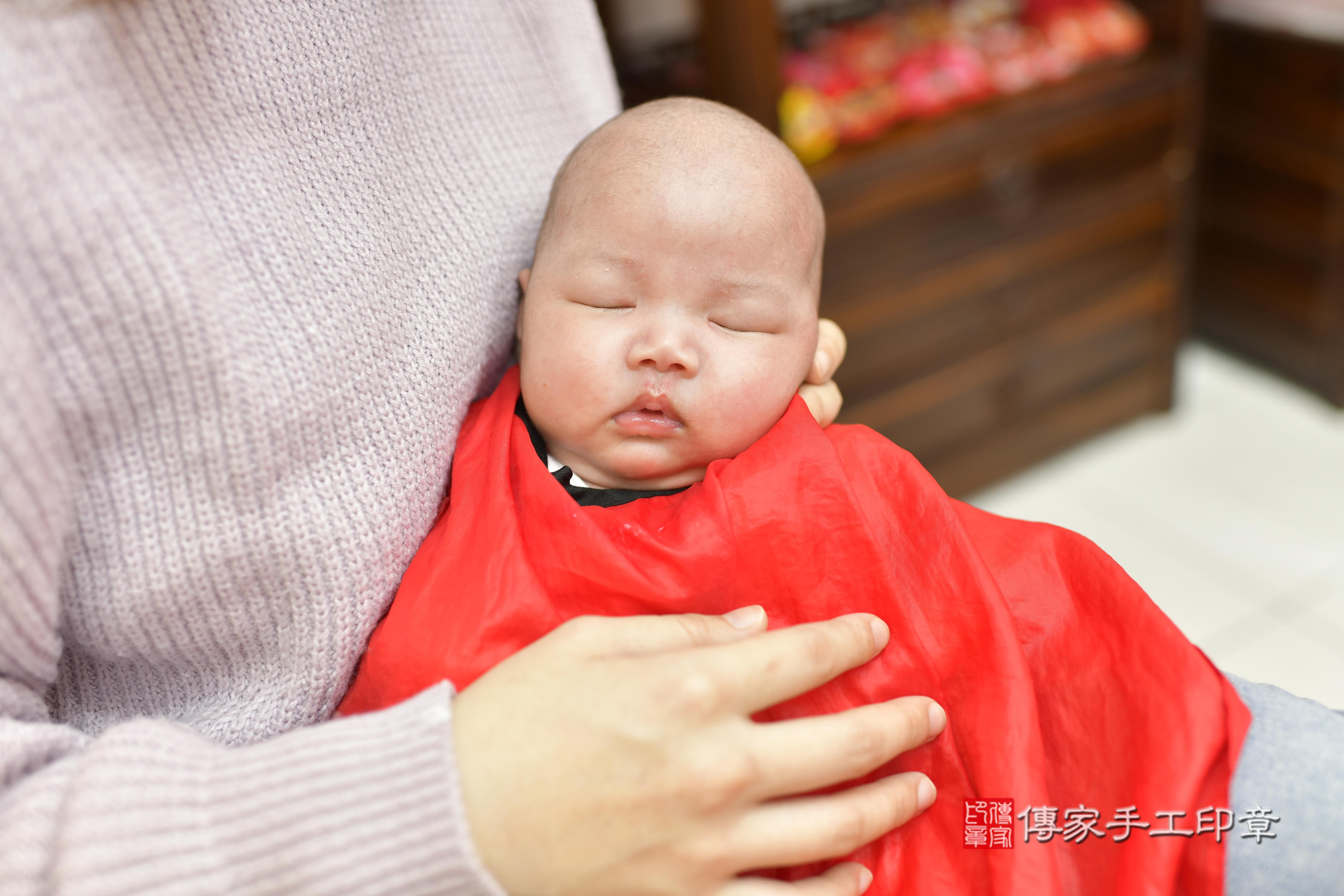 江寶寶(新竹市香山區來店嬰兒江寶寶滿月剃頭理髮、來店嬰兒剃胎毛儀式吉祥話)。來店剃頭剃胎毛主持、專業拍照、證書。★購買「臍帶章、肚臍章、胎毛筆刷印章」贈送：剃頭、收涎、抓周，三選一。2024.01.28