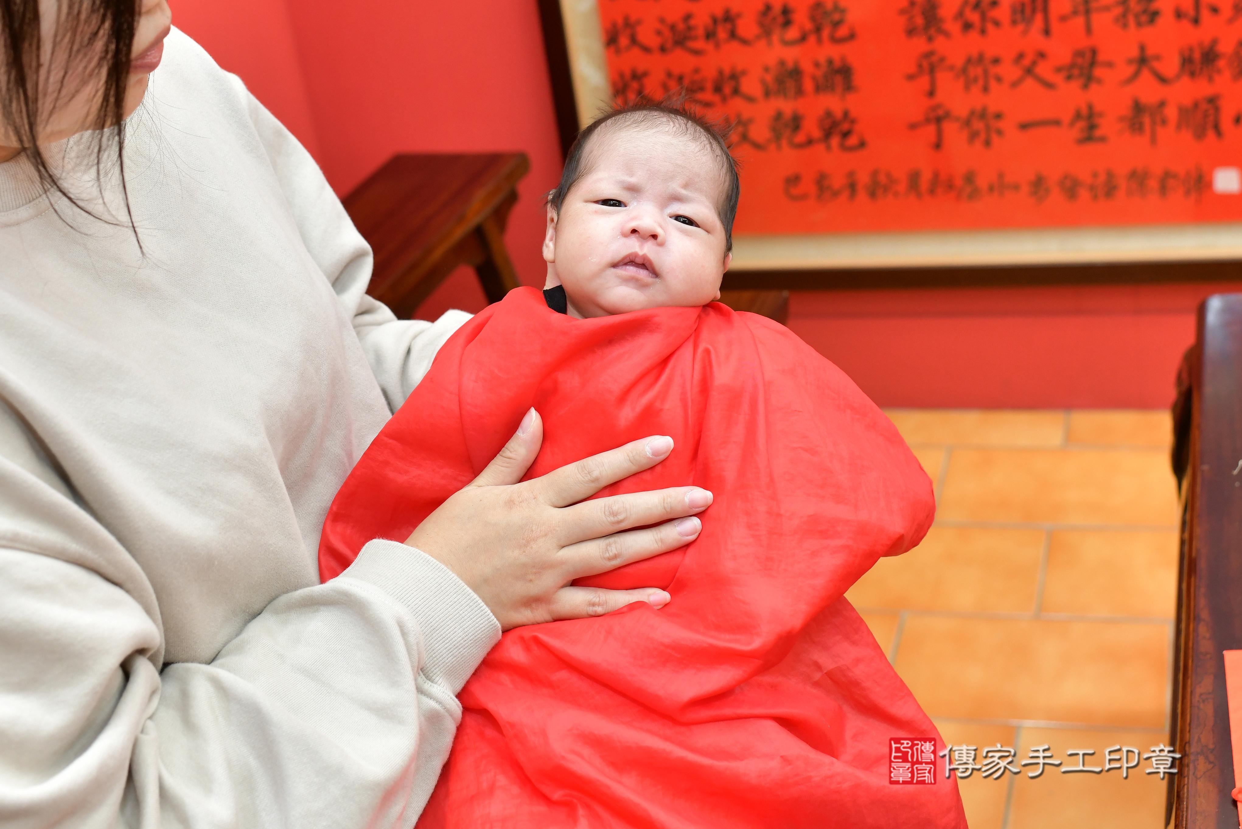 孔寶寶(桃園市八德區來店嬰兒孔寶寶滿月剃頭理髮、來店嬰兒剃胎毛儀式吉祥話)。來店剃頭剃胎毛主持、專業拍照、DVD光碟、證書。★購買「臍帶章、肚臍章、胎毛筆刷印章」贈送：剃頭、收涎、抓周，三選一。2024.01.16