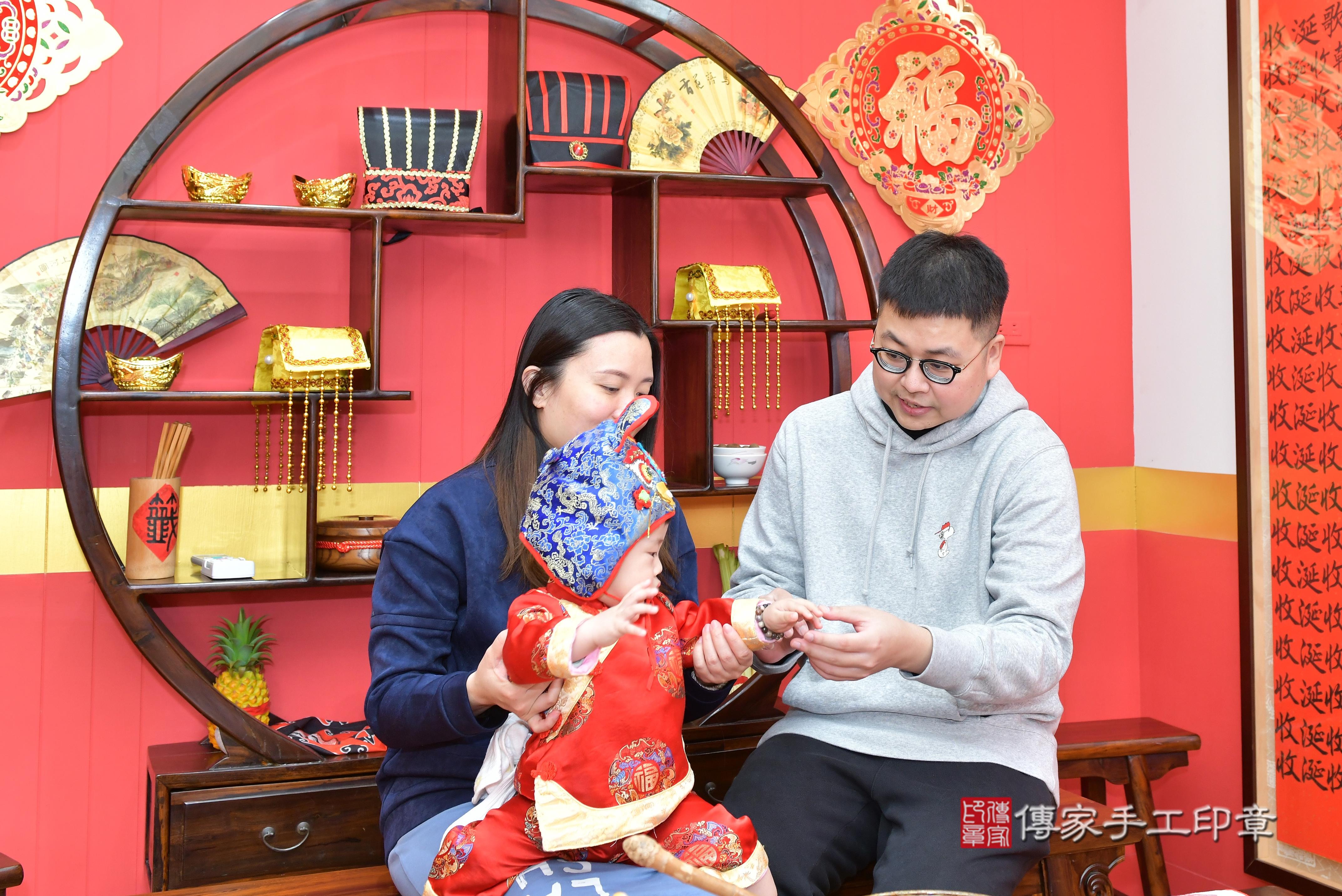 桃園市八德區黃寶寶抓周推薦：傳家桃園店抓周度脺中國風會場，嬰兒古禮抓周流程儀式吉祥話、抓周道具物品24種、拍照。抓周證書。2024.01.23