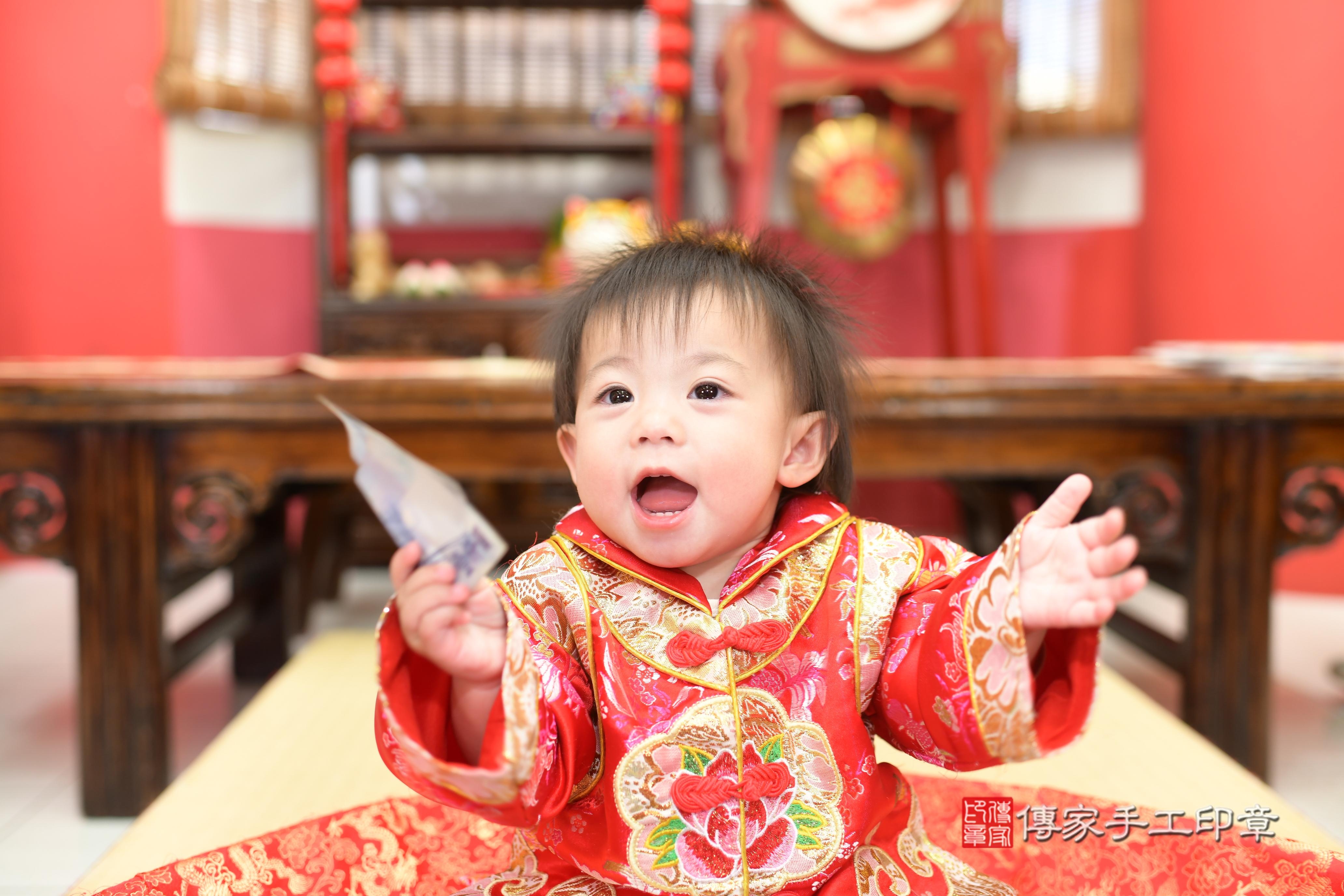 傳家手工印章高雄店、抓周、度脺、中國風會場、傳家嬰兒古禮、吉祥話、抓周道具物品24種、拍照。抓周證書。寶寶抓周、滿周歲、生日快樂、祝福