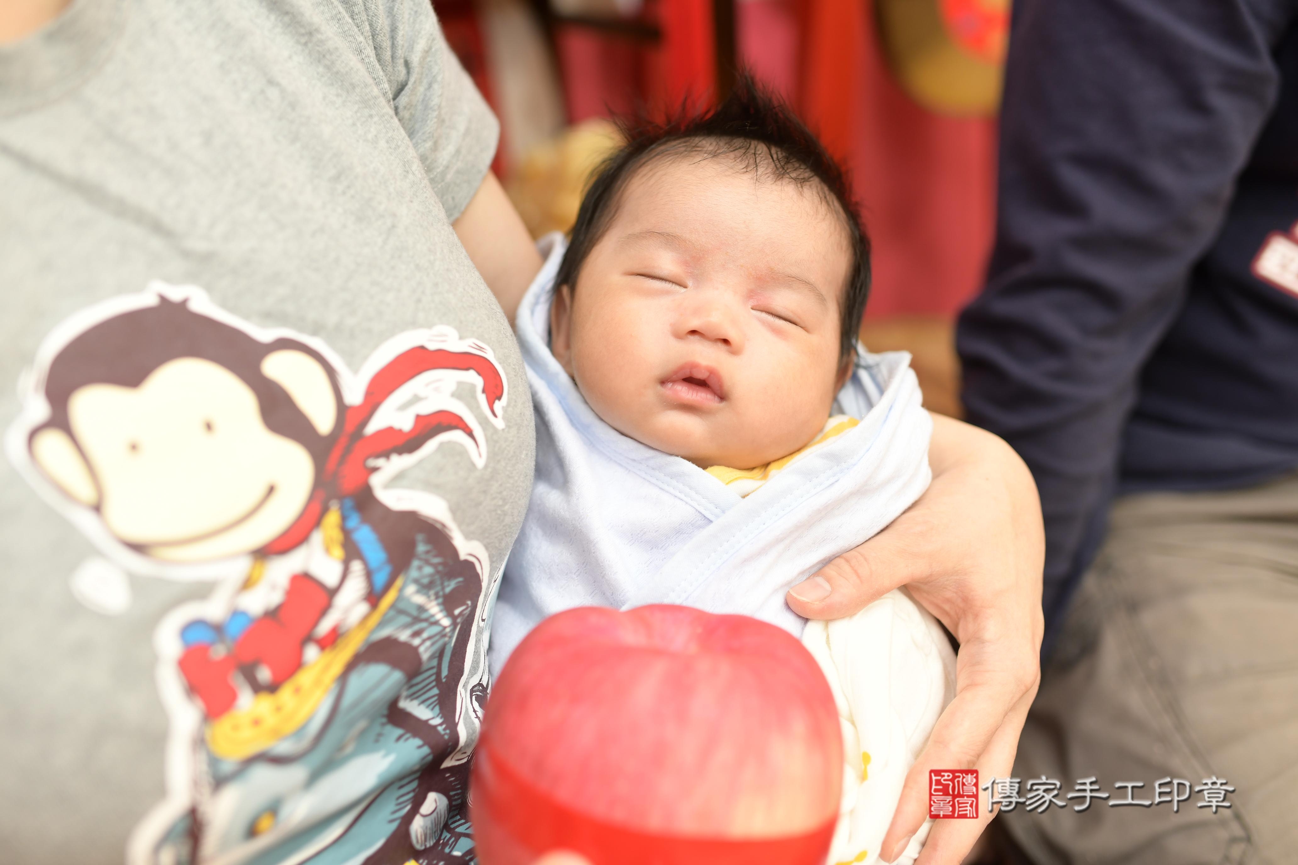 林寶寶(高雄市鳳山區來店嬰兒林寶寶滿月剃頭理髮、來店嬰兒剃胎毛儀式吉祥話)。來店剃頭剃胎毛主持、專業拍照、證書。★購買「臍帶章、肚臍章、胎毛筆刷印章」贈送：剃頭、收涎、抓周，三選一。2024.02.03