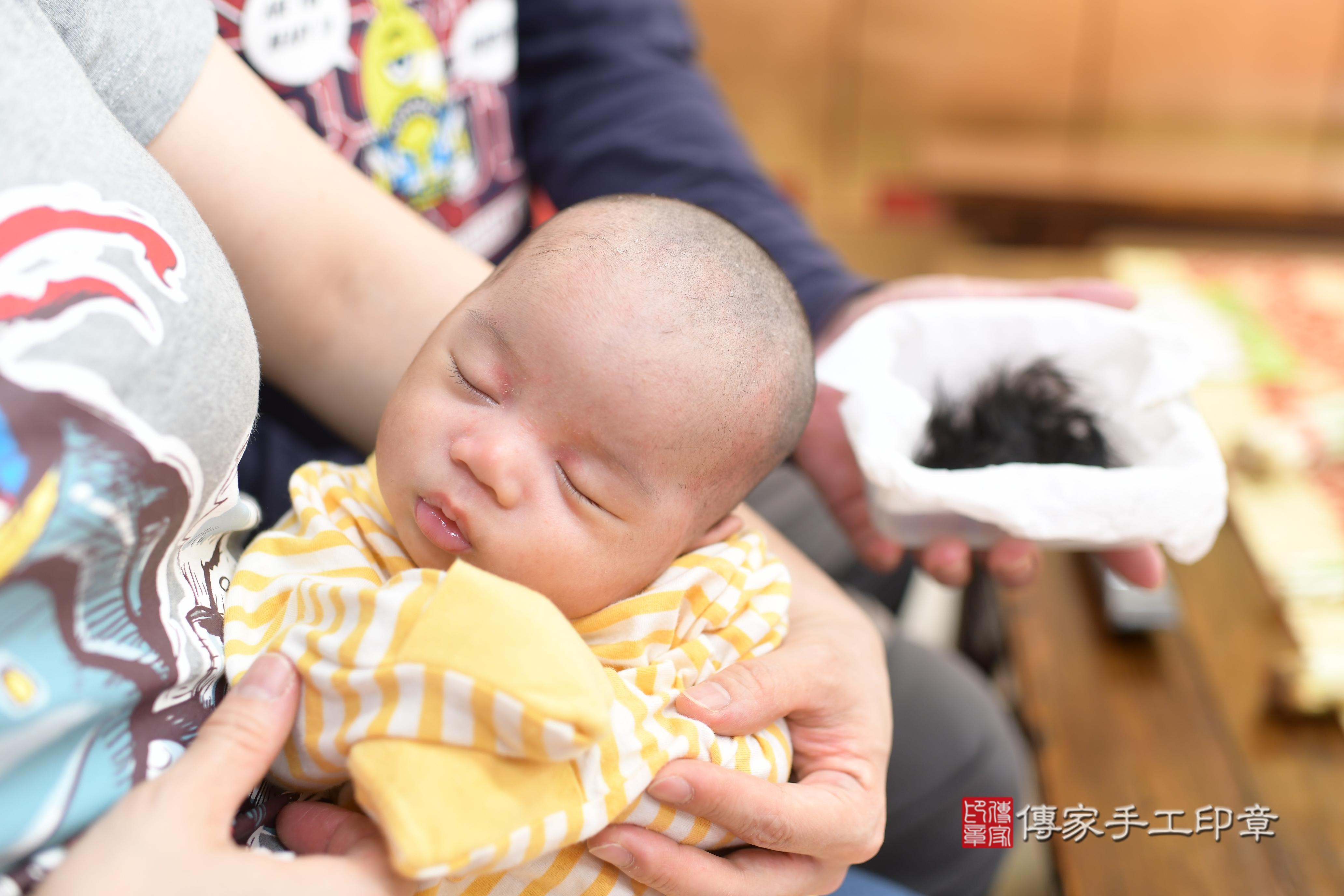 林寶寶(高雄市鳳山區來店嬰兒林寶寶滿月剃頭理髮、來店嬰兒剃胎毛儀式吉祥話)。來店剃頭剃胎毛主持、專業拍照、證書。★購買「臍帶章、肚臍章、胎毛筆刷印章」贈送：剃頭、收涎、抓周，三選一。2024.02.03