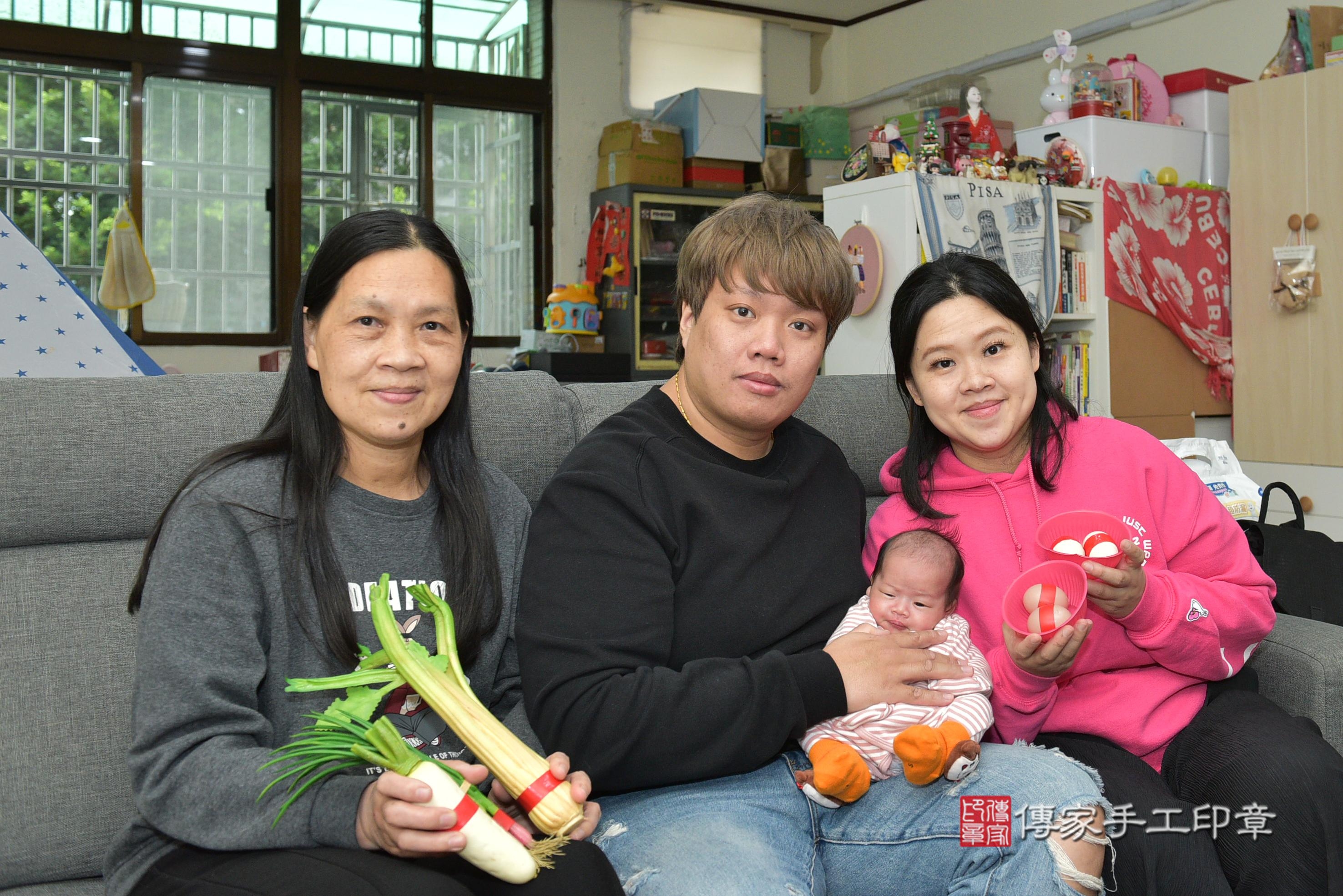 秦寶寶(新北市鶯歌區到府嬰兒秦寶寶滿月剃頭理髮、到府嬰兒剃胎毛儀式吉祥話)。到府剃頭剃胎毛主持、專業拍照、DVD光碟、證書。★購買「臍帶章、肚臍章、胎毛筆刷印章」贈送：剃頭、收涎、抓周，三選一。2024.02.16