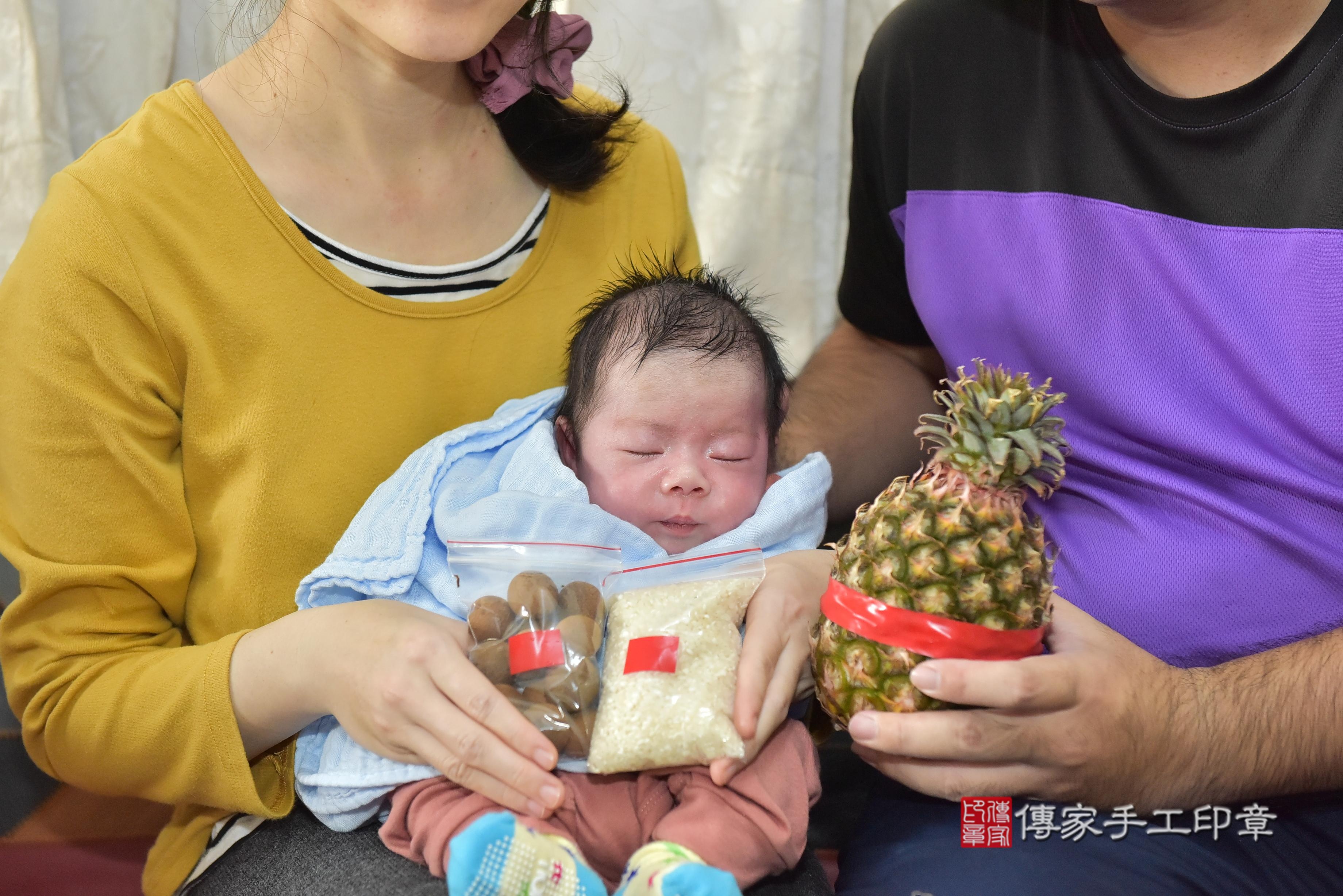 郭寶寶(屏東市到府嬰兒郭寶寶滿月剃頭理髮、到府嬰兒剃胎毛儀式吉祥話)。到府剃頭剃胎毛主持、專業拍照、證書。★購買「臍帶章、肚臍章、胎毛筆刷印章」贈送：剃頭、收涎、抓周，三選一。2024.02.02