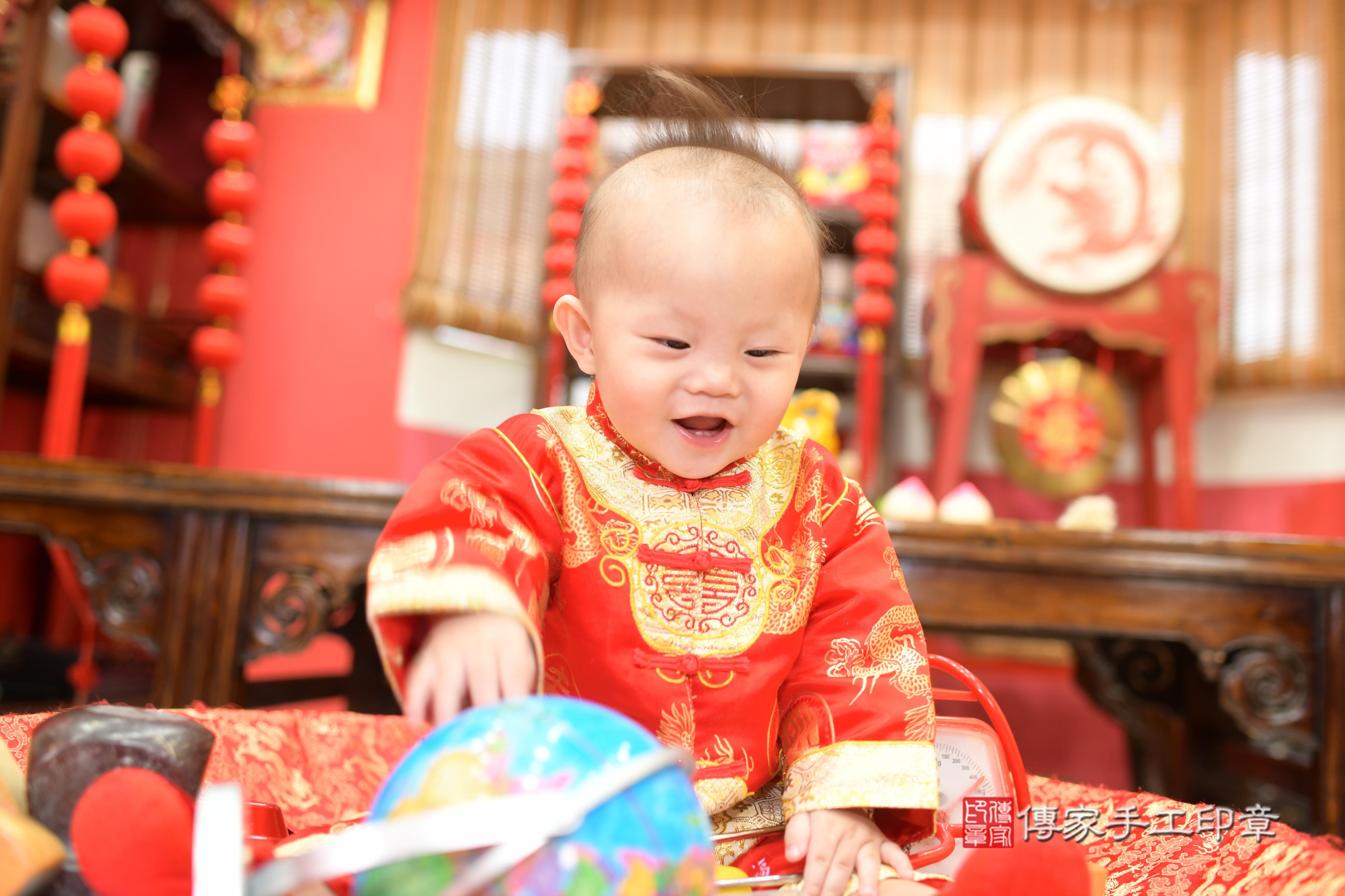 傳家手工印章高雄店、抓周、度脺、中國風會場、傳家嬰兒古禮、吉祥話、抓周道具物品24種、拍照。抓周證書。寶寶抓周、滿周歲、生日快樂、祝福