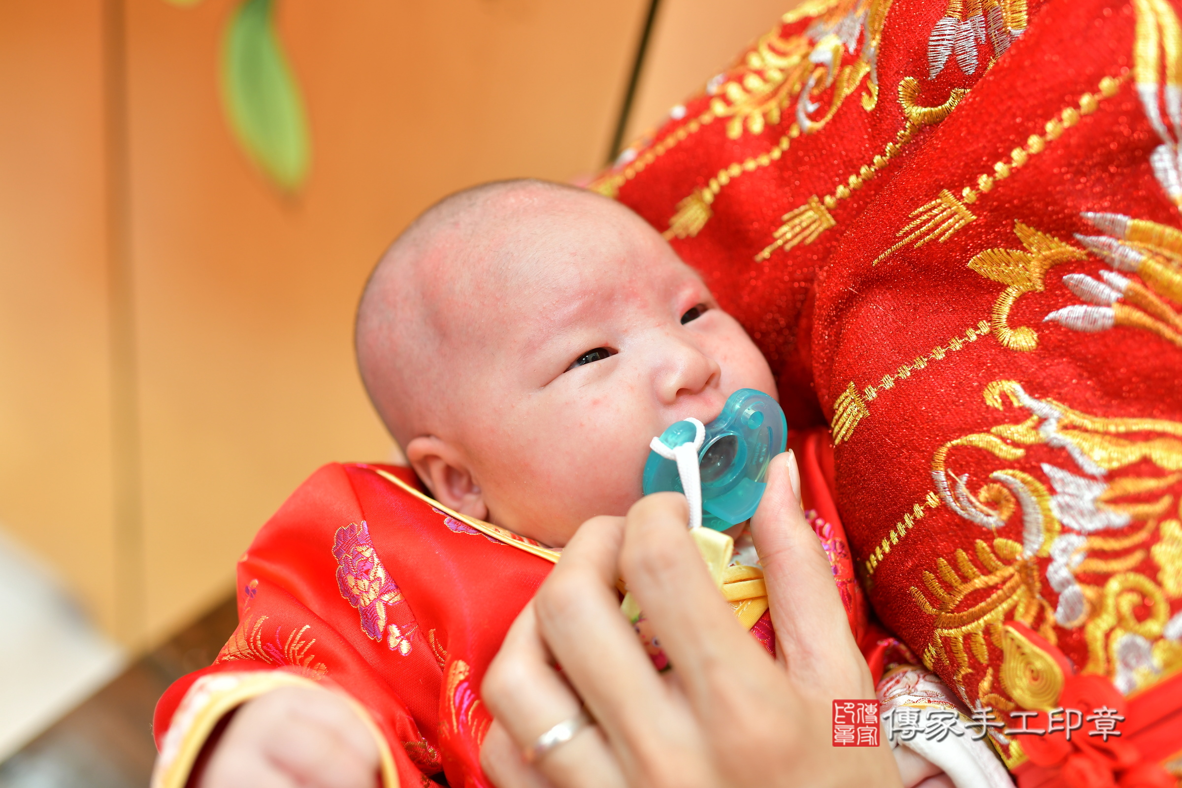 賴寶寶(台中市北區嬰兒寶寶滿月剃頭理髮、嬰兒剃胎毛儀式吉祥話)。中國風會場，爸媽寶貝穿「日中韓」古裝禮服。專業拍照、證書。★購買「臍帶章、肚臍章、胎毛筆刷印章」贈送：剃頭、收涎、抓周，三選一。2024.2.1，照片17