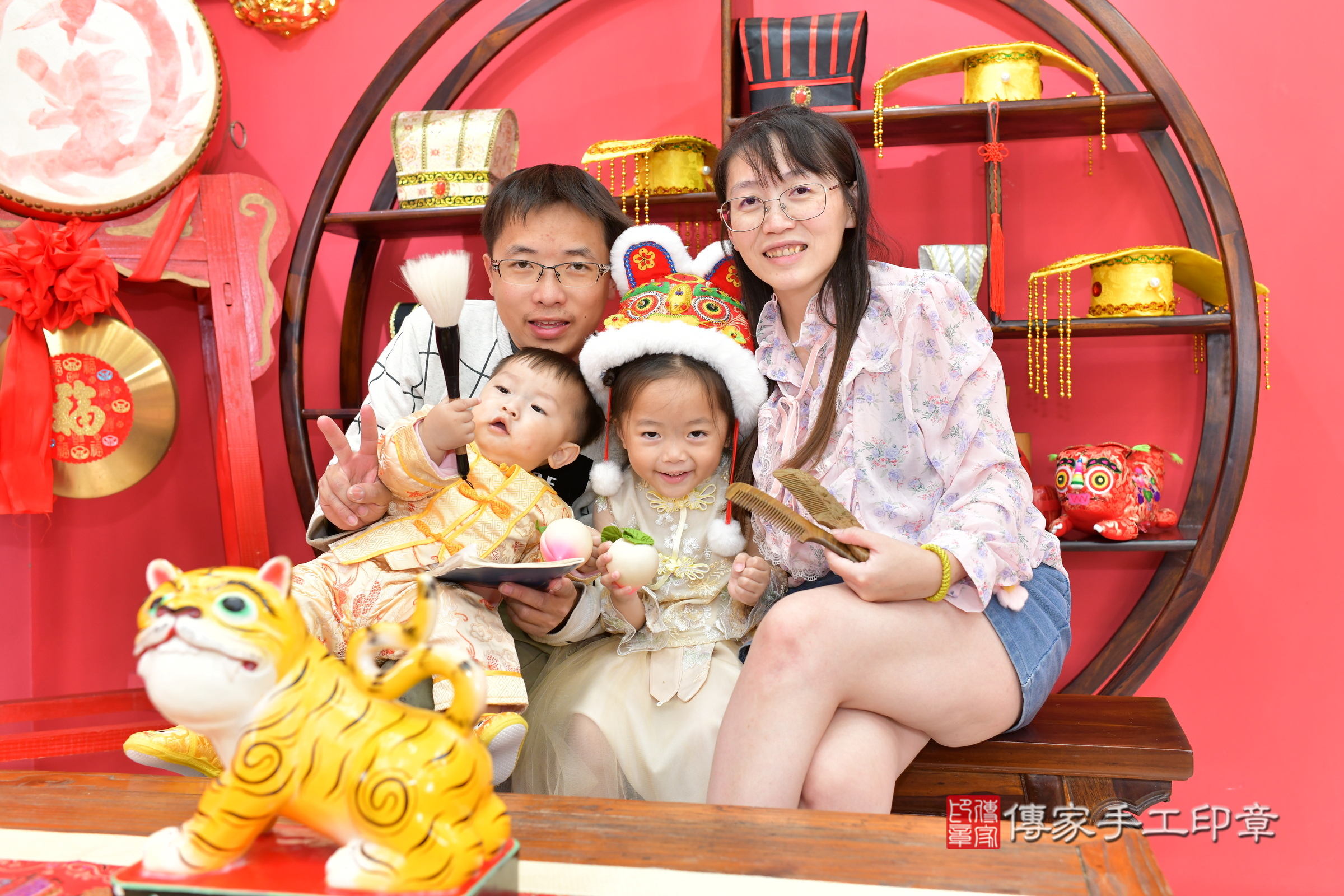 台中市北區張寶寶抓周推薦：傳家台中店抓周度脺中國風會場，嬰兒古禮抓周流程儀式吉祥話、抓周道具物品24種、拍照。抓周證書。2024.2.16，照片21