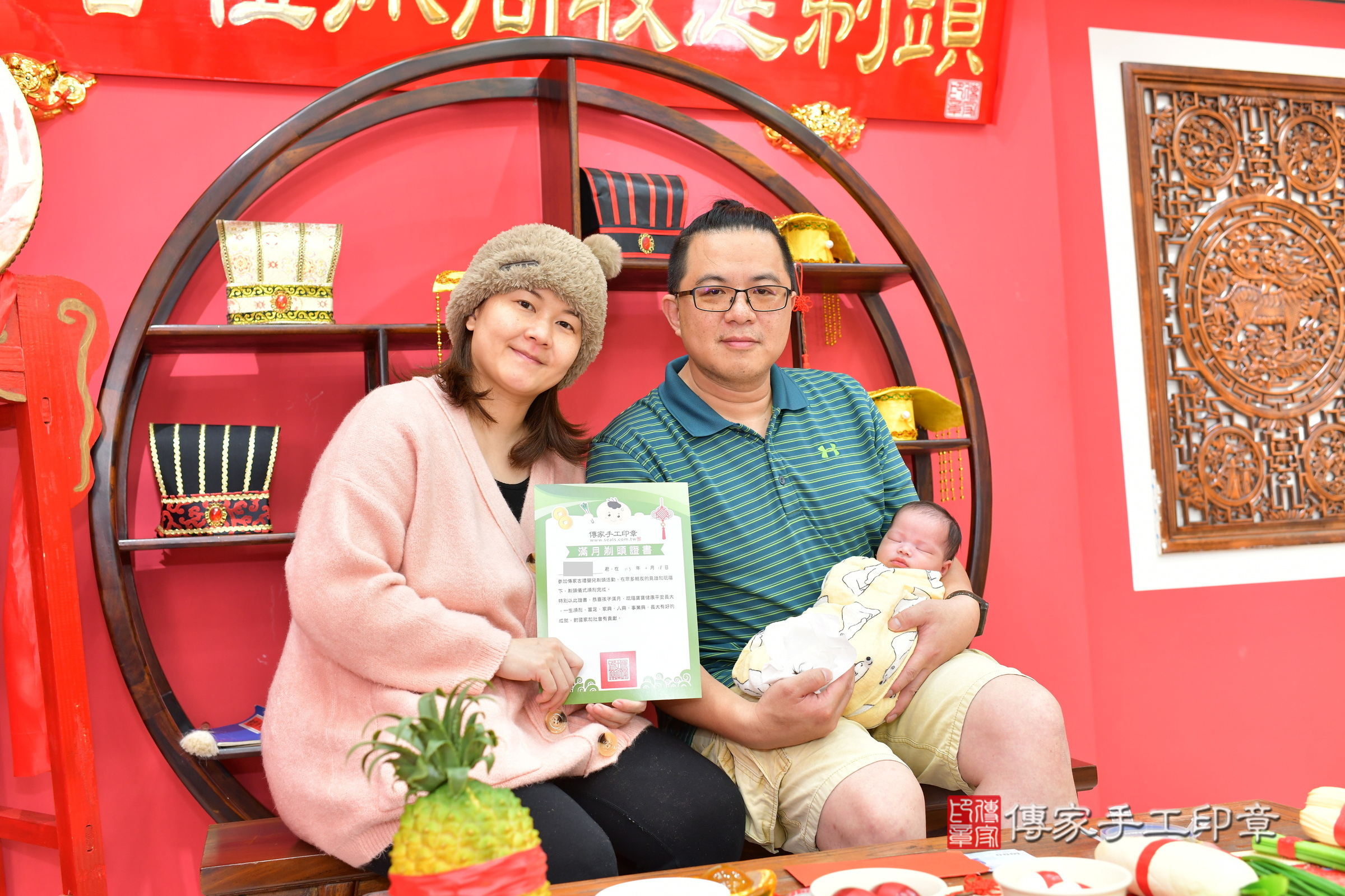 小芯芯寶寶(台中市北區嬰兒寶寶滿月剃頭理髮、嬰兒剃胎毛儀式吉祥話)。中國風會場，爸媽寶貝穿「日中韓」古裝禮服。專業拍照、證書。★購買「臍帶章、肚臍章、胎毛筆刷印章」贈送：剃頭、收涎、抓周，三選一。2024.2.18，照片15