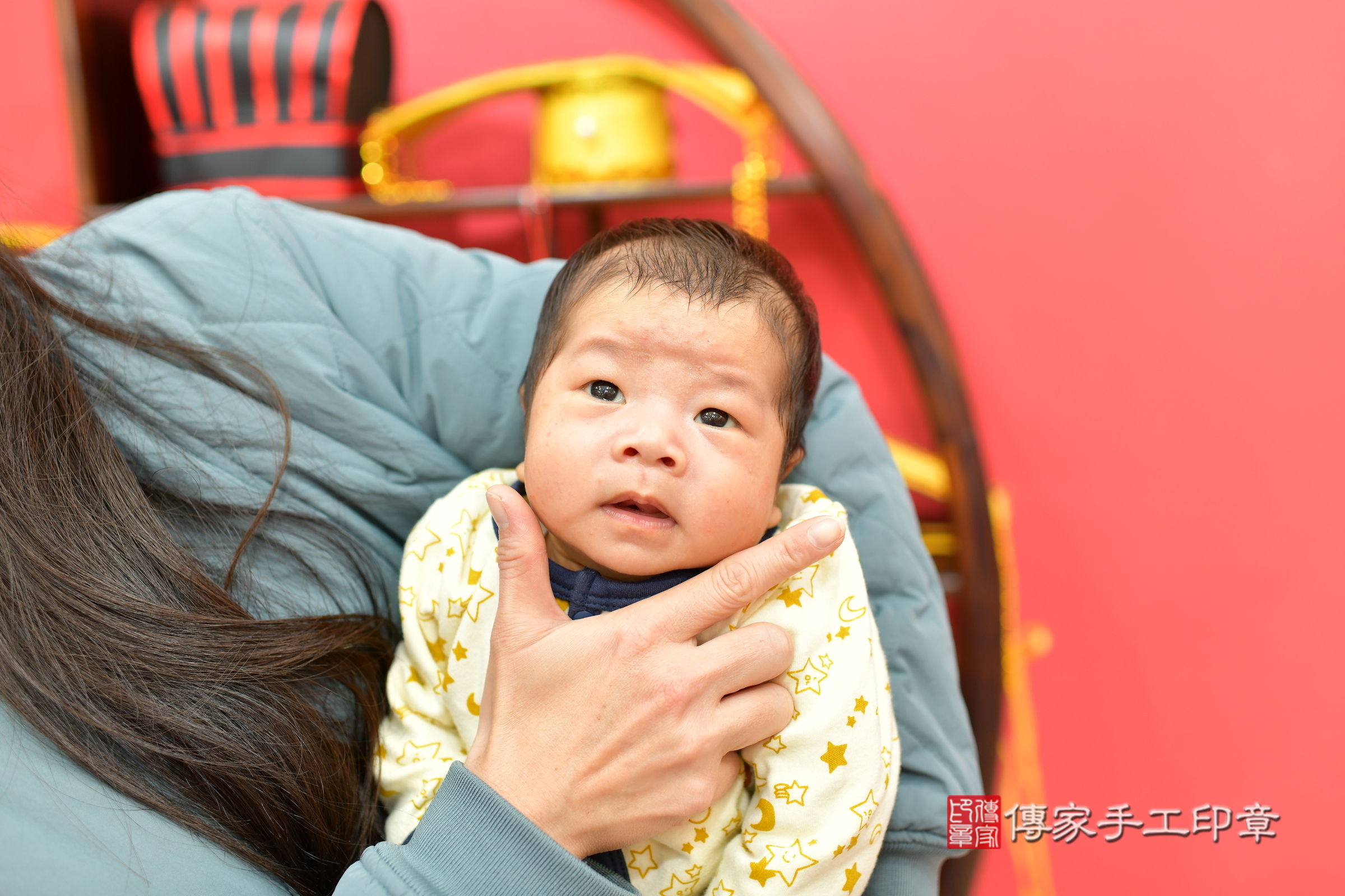 小逸寶寶(台中市北區嬰兒寶寶滿月剃頭理髮、嬰兒剃胎毛儀式吉祥話)。中國風會場，爸媽寶貝穿「日中韓」古裝禮服。專業拍照、證書。★購買「臍帶章、肚臍章、胎毛筆刷印章」贈送：剃頭、收涎、抓周，三選一。2024.2.28，照片5