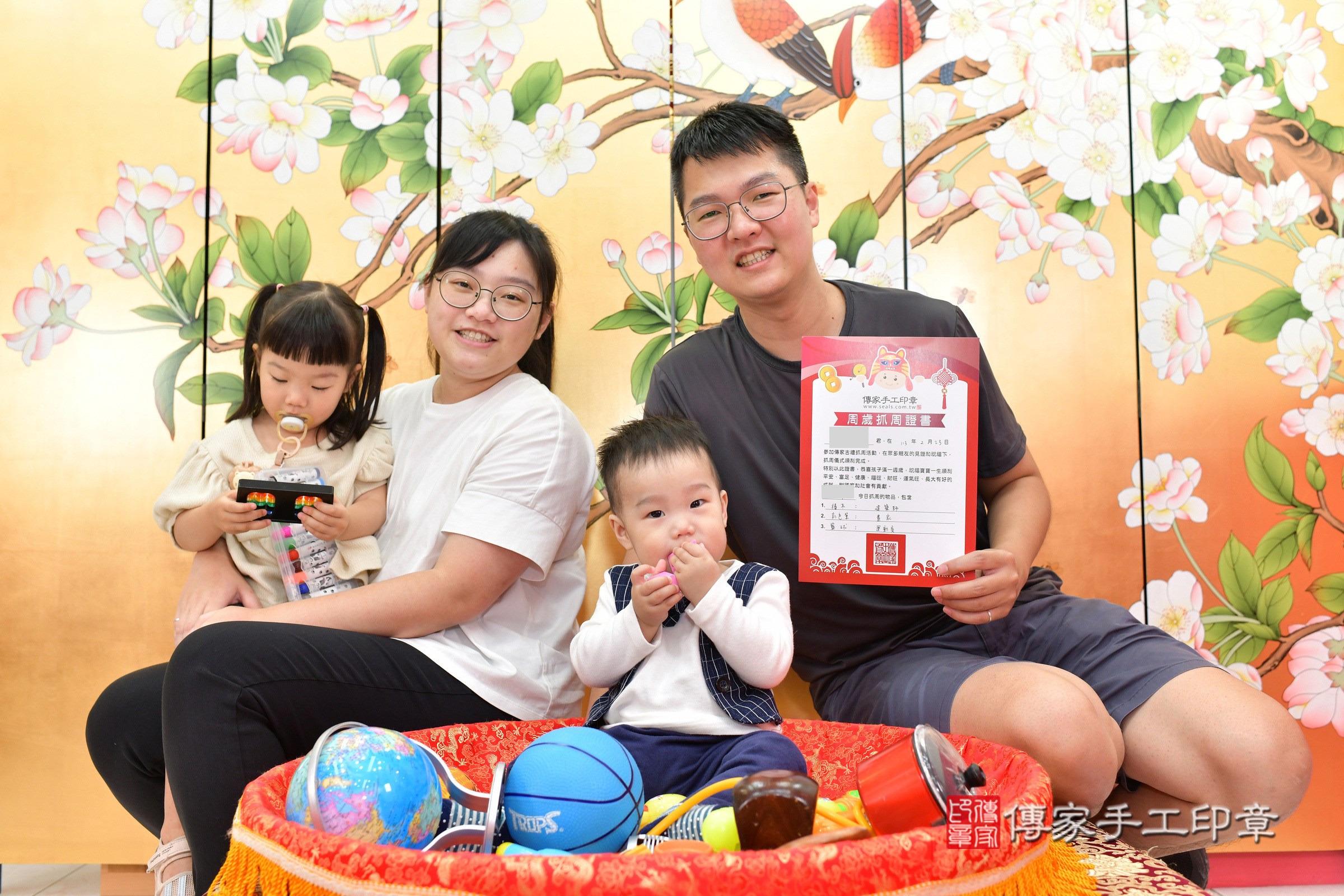 台中市北區小雋寶寶抓周推薦：傳家台中店抓周度脺中國風會場，嬰兒古禮抓周流程儀式吉祥話、抓周道具物品24種、拍照。抓周證書。2024.2.23，照片16