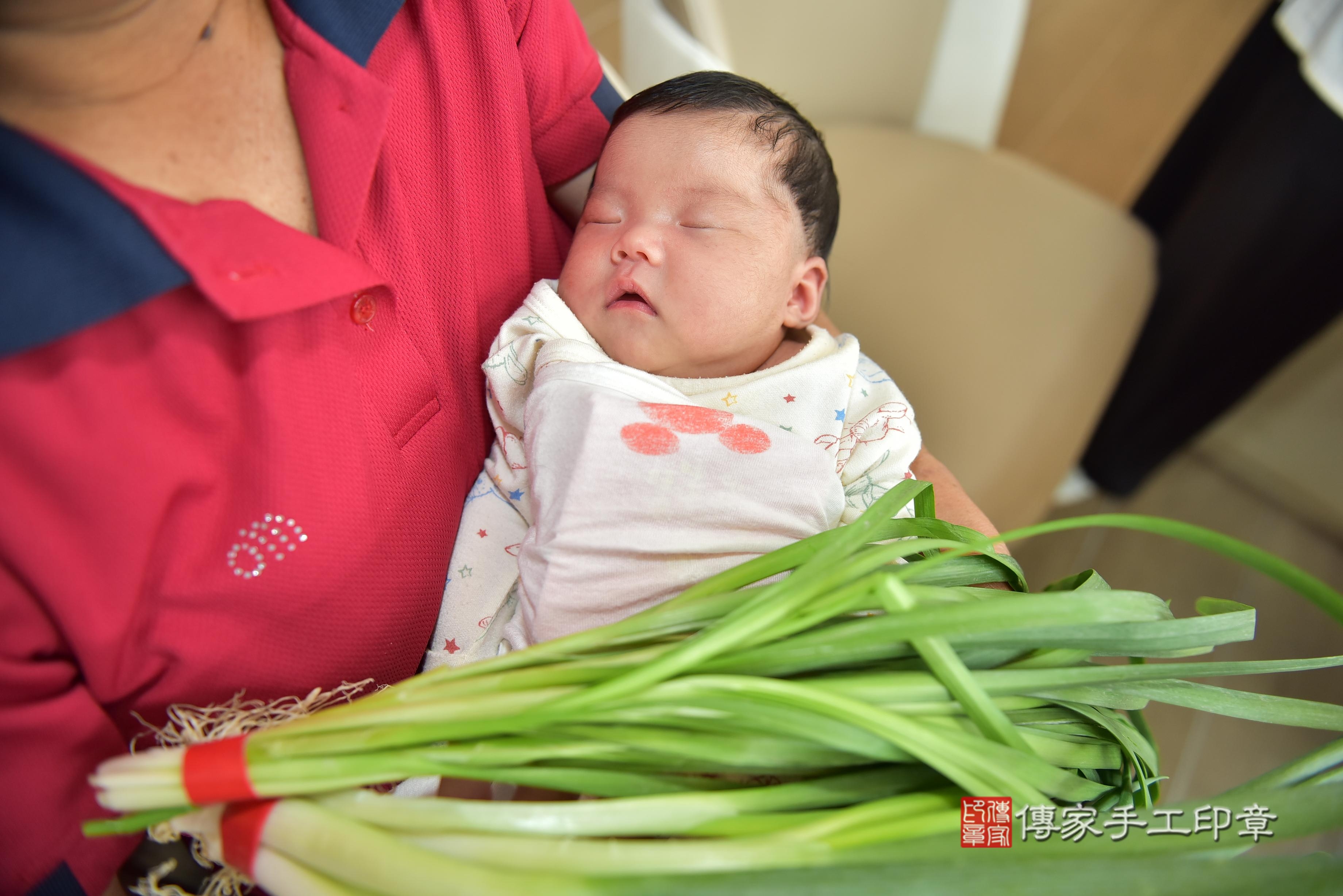 傳家手工印章台南店、抓周、度脺、中國風會場、傳家嬰兒古禮、吉祥話、抓周道具物品24種、拍照。抓周證書。寶寶抓周、滿周歲、生日快樂、祝福